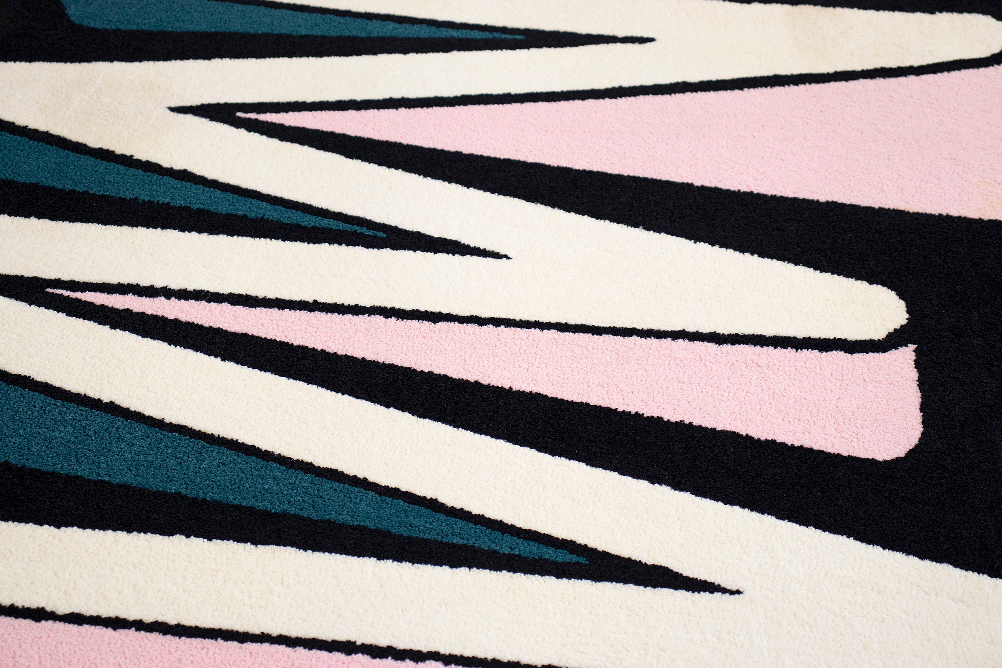 Rosa, grüner, weißer und schwarzer Zigzag-Teppich aus der Graffiti-Kollektion von Paulo Kobylka im Angebot 4