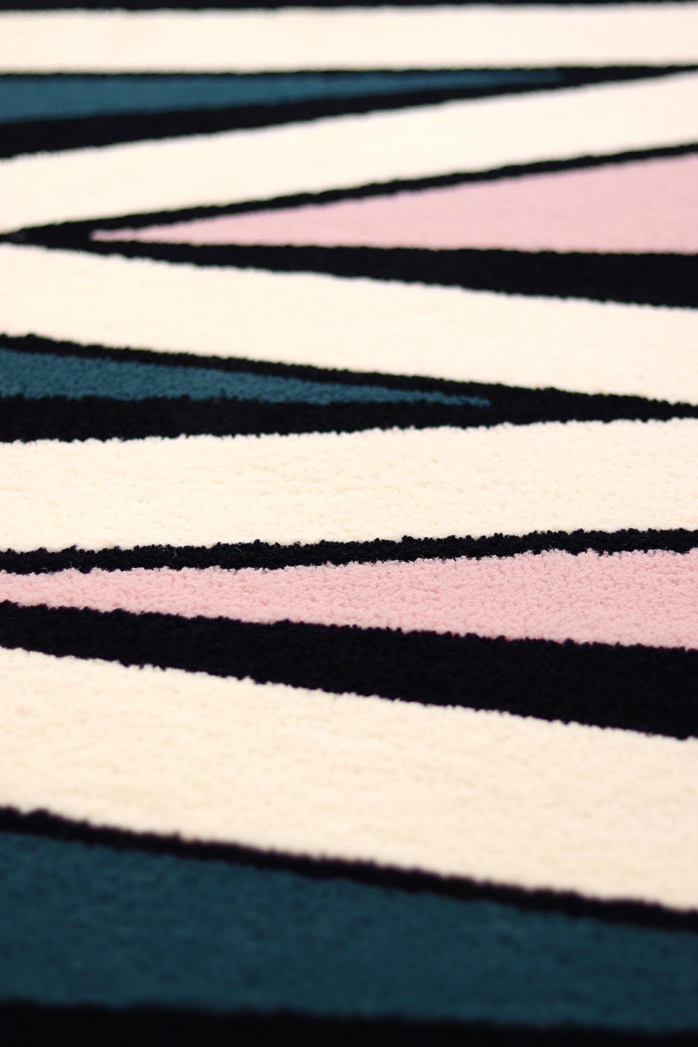 Rosa, grüner, weißer und schwarzer Zigzag-Teppich aus der Graffiti-Kollektion von Paulo Kobylka im Angebot 9
