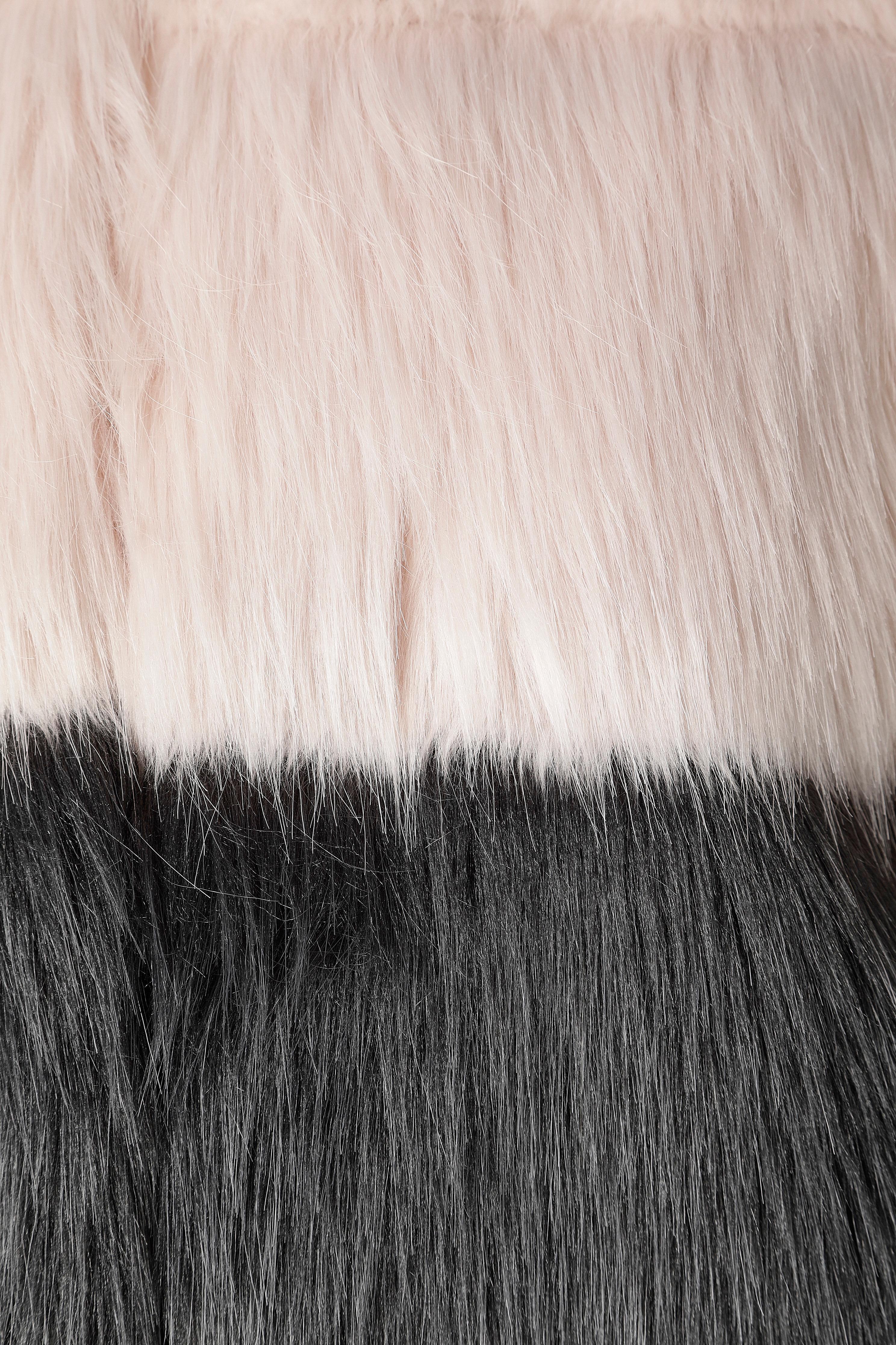 Rosa, graue und beige Kunstfelljacke . Hauptmaterial und Futter: 100% Polyester. 
Haken- und Ösenverschluss in der vorderen Mitte. Tasche auf beiden Seiten 
SIZE XXS auf dem Etikett, aber passen S 