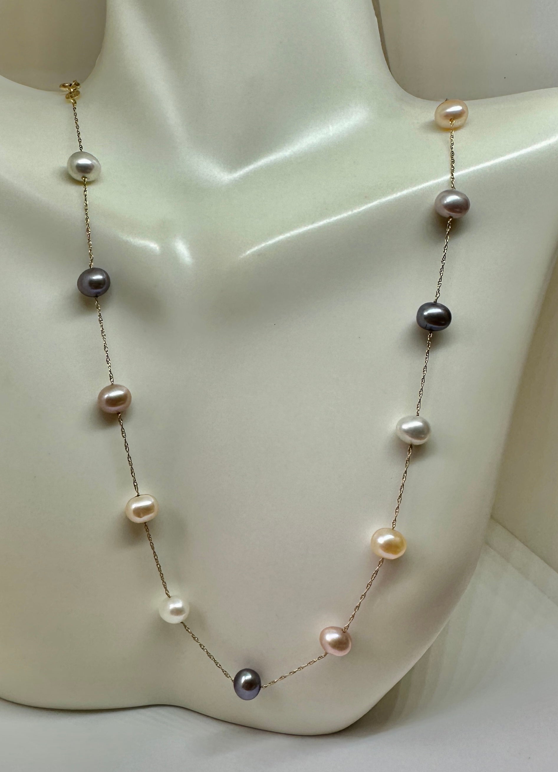 Dies ist eine wunderbare Multi Farbe Perle Station Halskette mit rosa, grau und weiß 7-8mm Perlen entlang einer 14 Karat Gelbgold Halskette von Effy gesetzt.   Die Perlen sind wunderschöne ovale Perlen in absolut atemberaubenden Farbtönen von