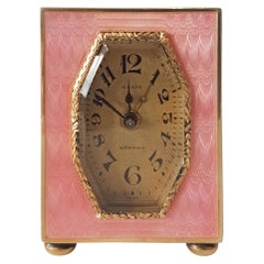 Horloge boudoir miniature en guilloché rose émaillé et doré avec réveil