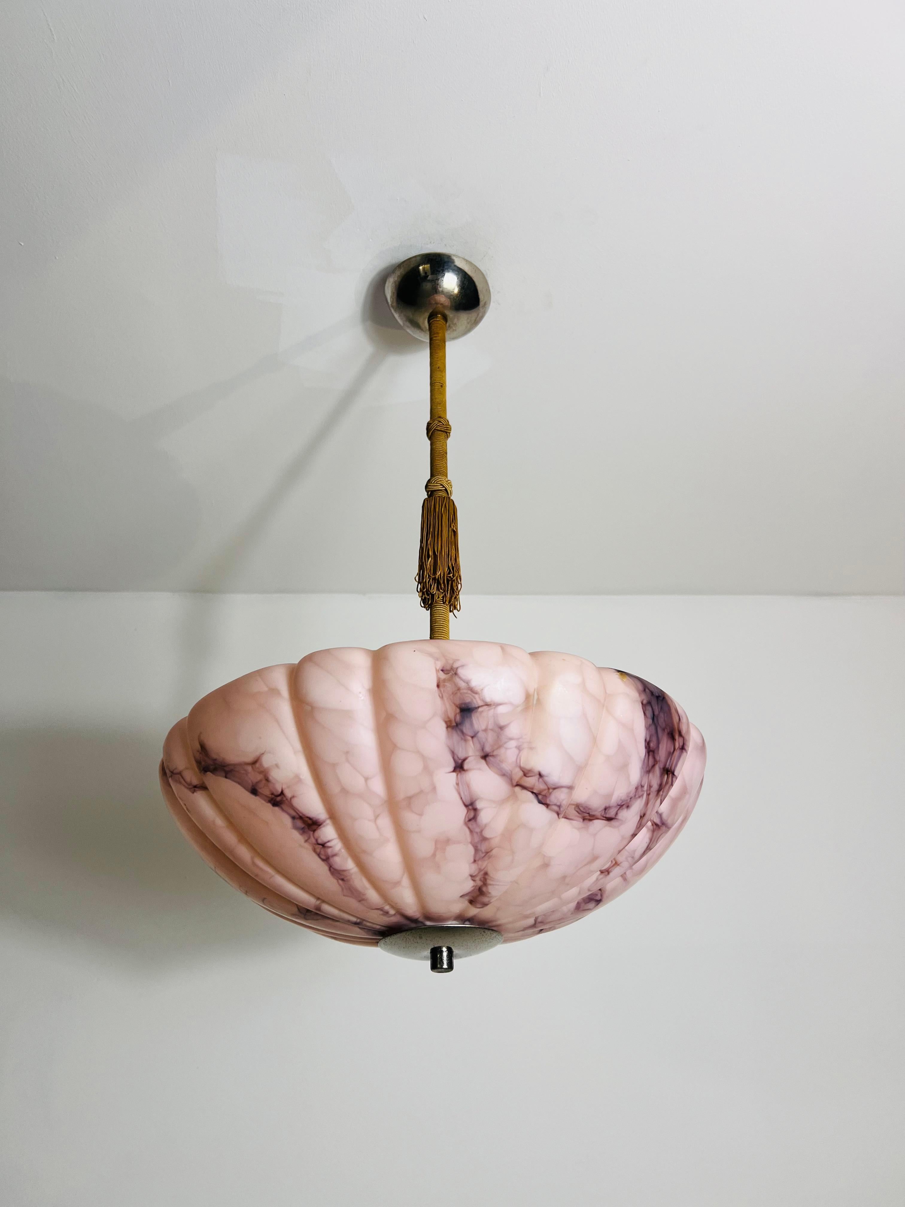 Handgeschnitzte Deckenleuchte aus Alabaster und Messing in Rosa, 1930er Jahre, Deutschland (Moderne der Mitte des Jahrhunderts) im Angebot