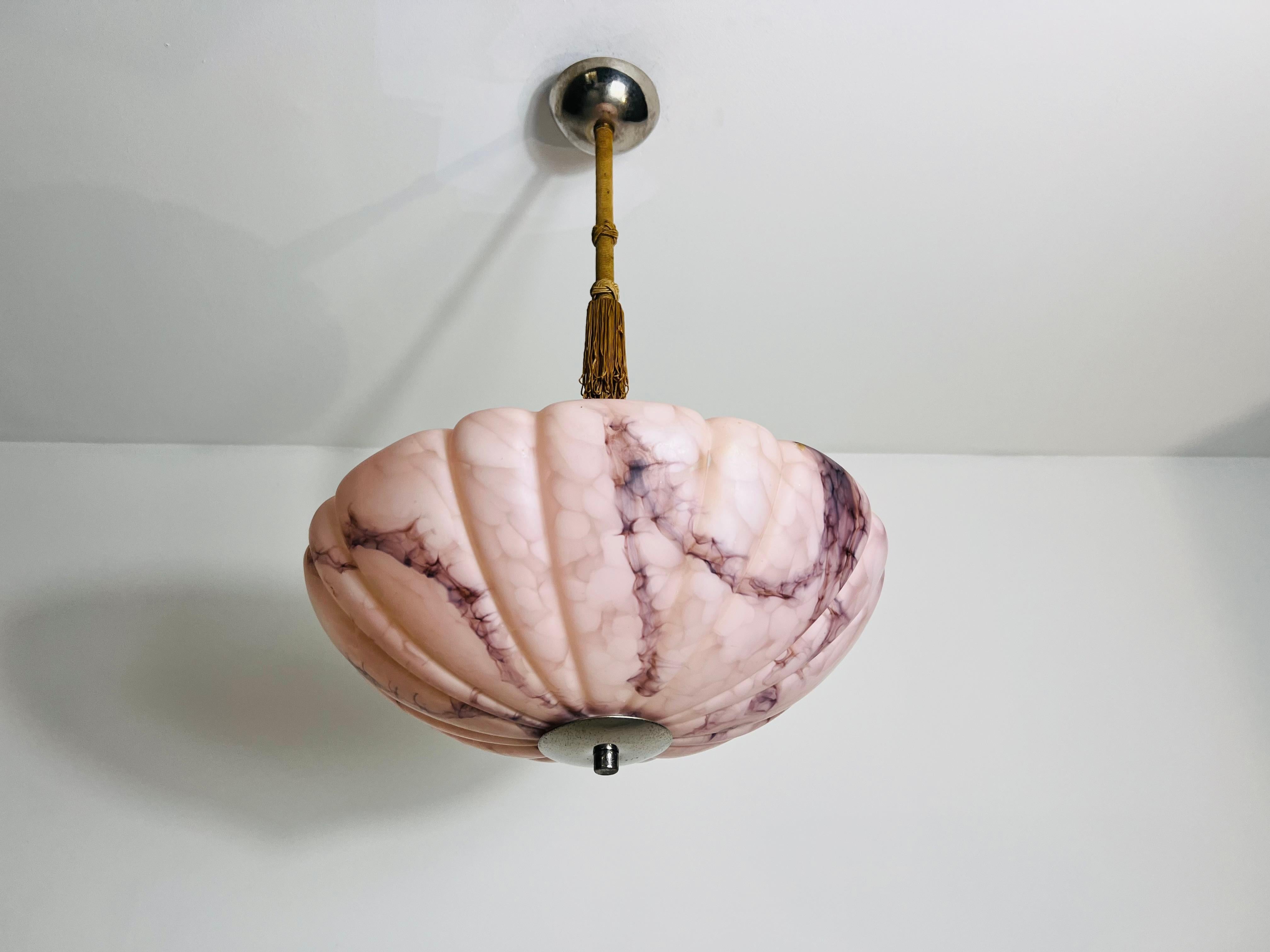 Handgeschnitzte Deckenleuchte aus Alabaster und Messing in Rosa, 1930er Jahre, Deutschland im Zustand „Hervorragend“ im Angebot in Hagenbach, DE