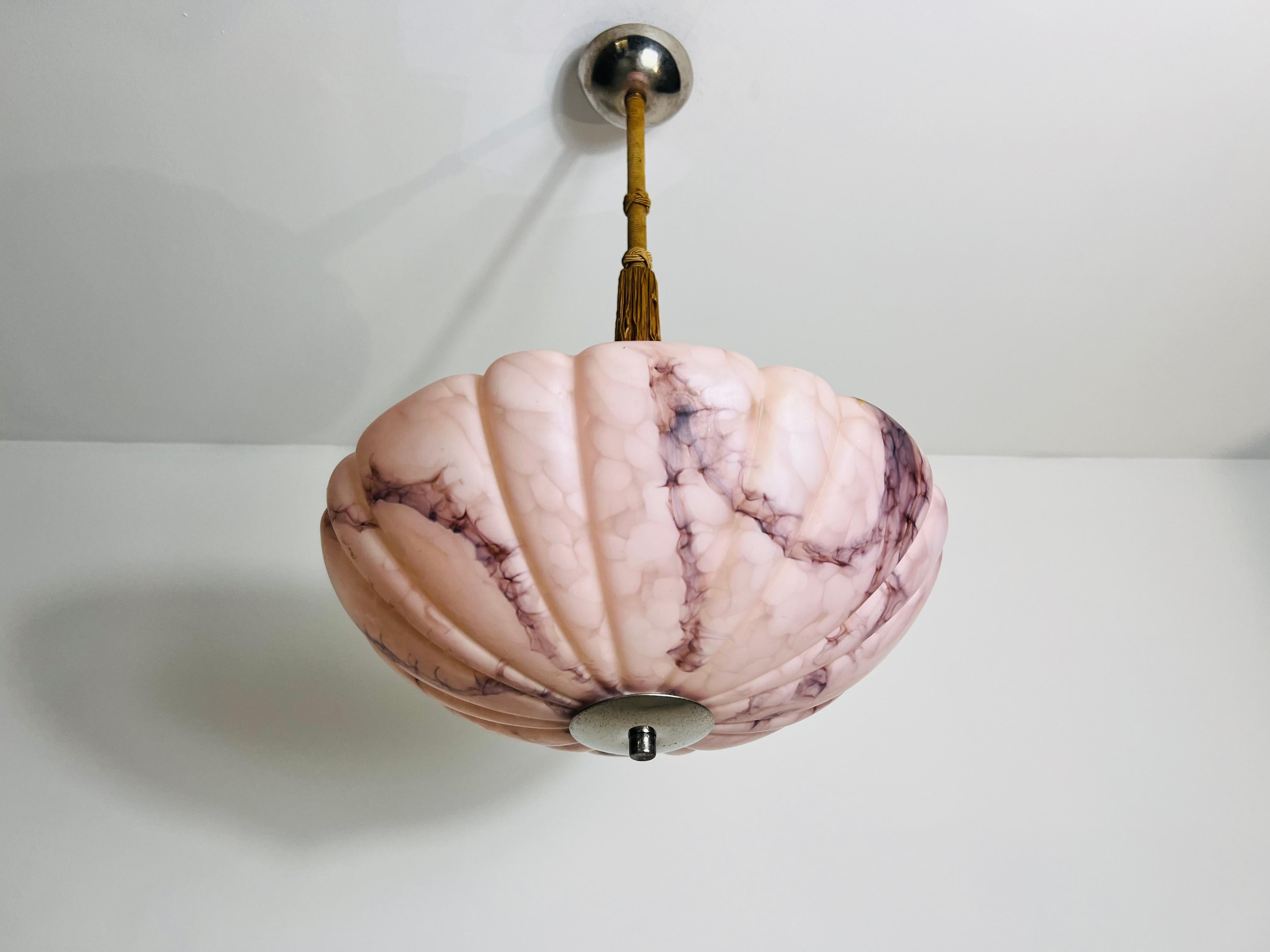 Handgeschnitzte Deckenleuchte aus Alabaster und Messing in Rosa, 1930er Jahre, Deutschland (Mitte des 20. Jahrhunderts) im Angebot