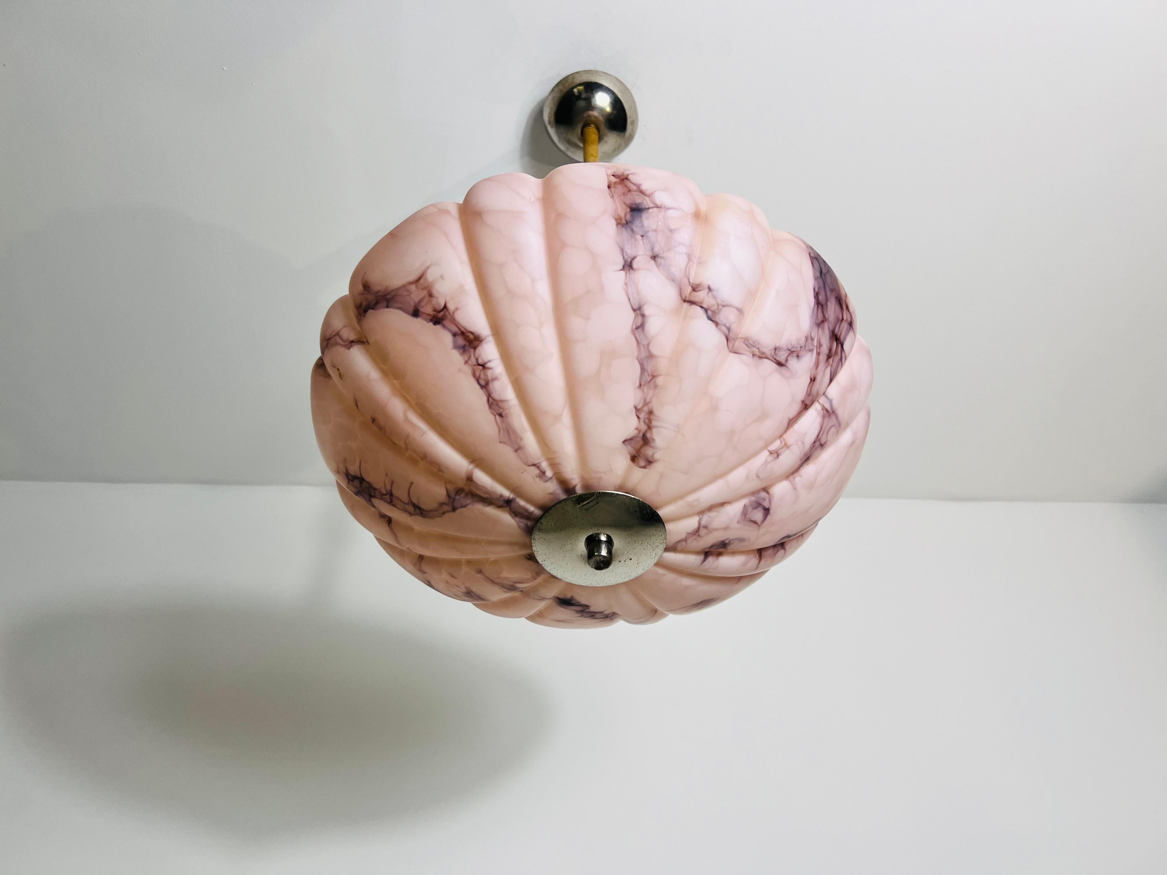 Handgeschnitzte Deckenleuchte aus Alabaster und Messing in Rosa, 1930er Jahre, Deutschland (Kunststoff) im Angebot