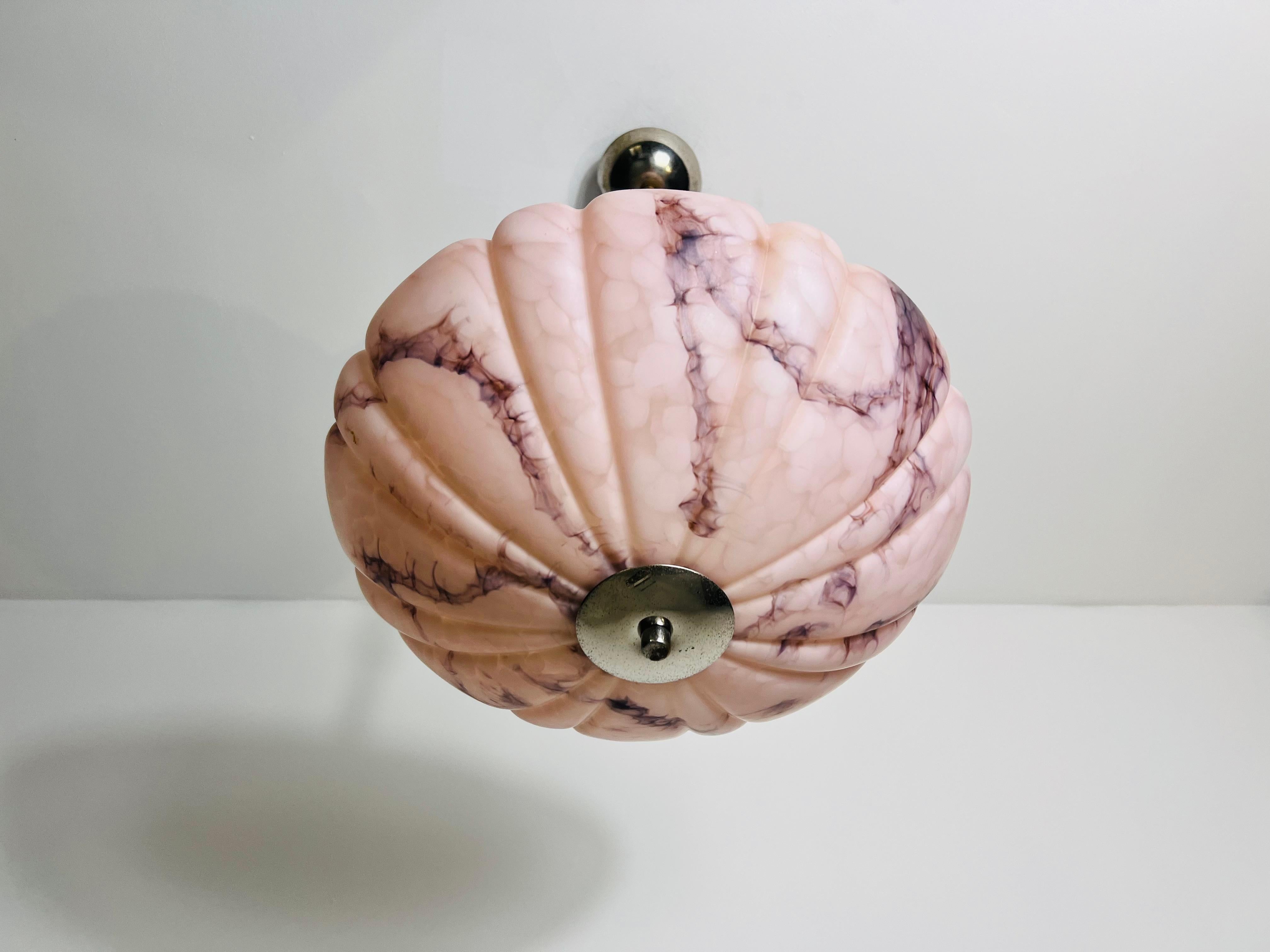 Handgeschnitzte Deckenleuchte aus Alabaster und Messing in Rosa, 1930er Jahre, Deutschland im Angebot 1