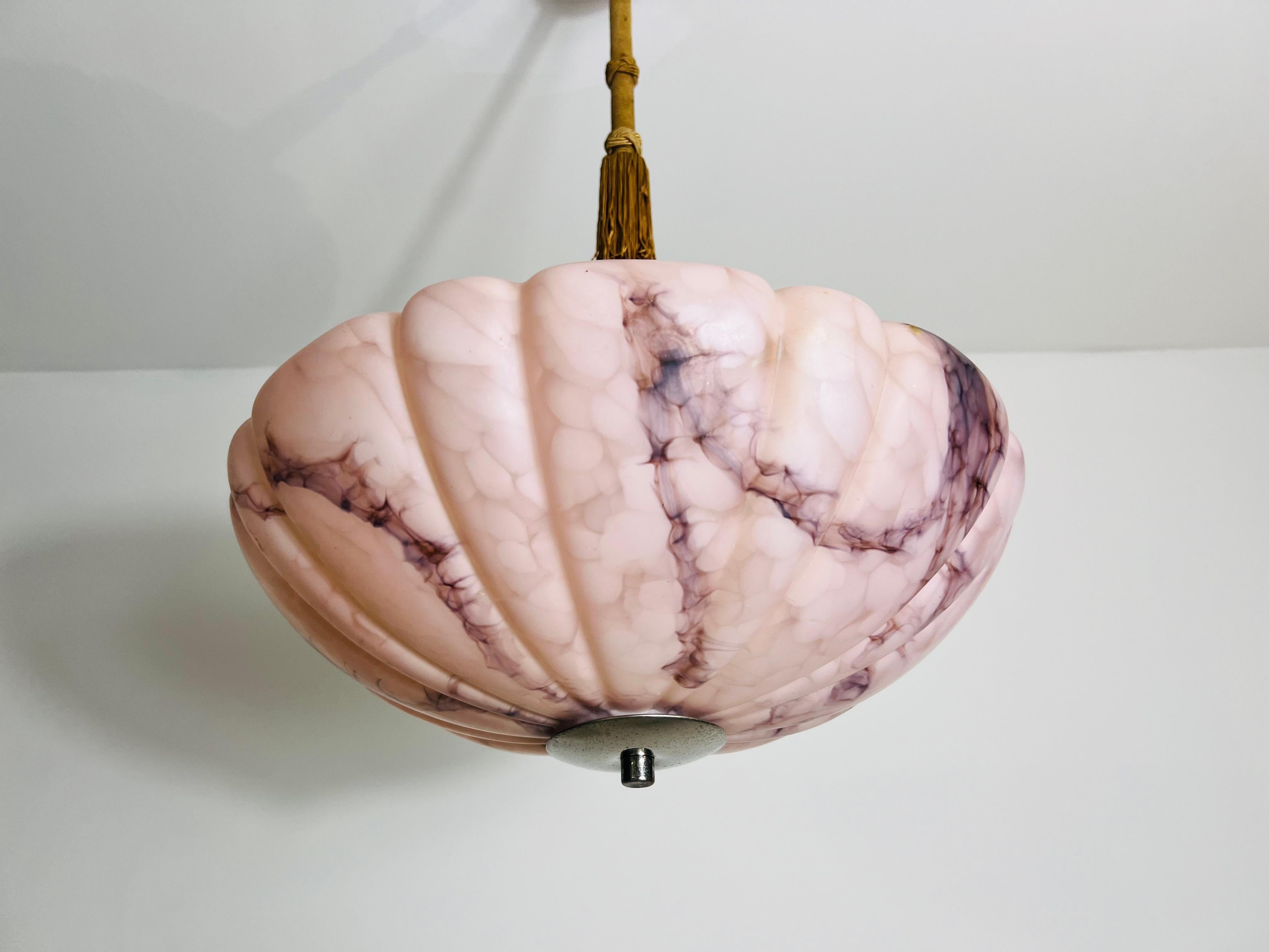 Handgeschnitzte Deckenleuchte aus Alabaster und Messing in Rosa, 1930er Jahre, Deutschland im Angebot 2