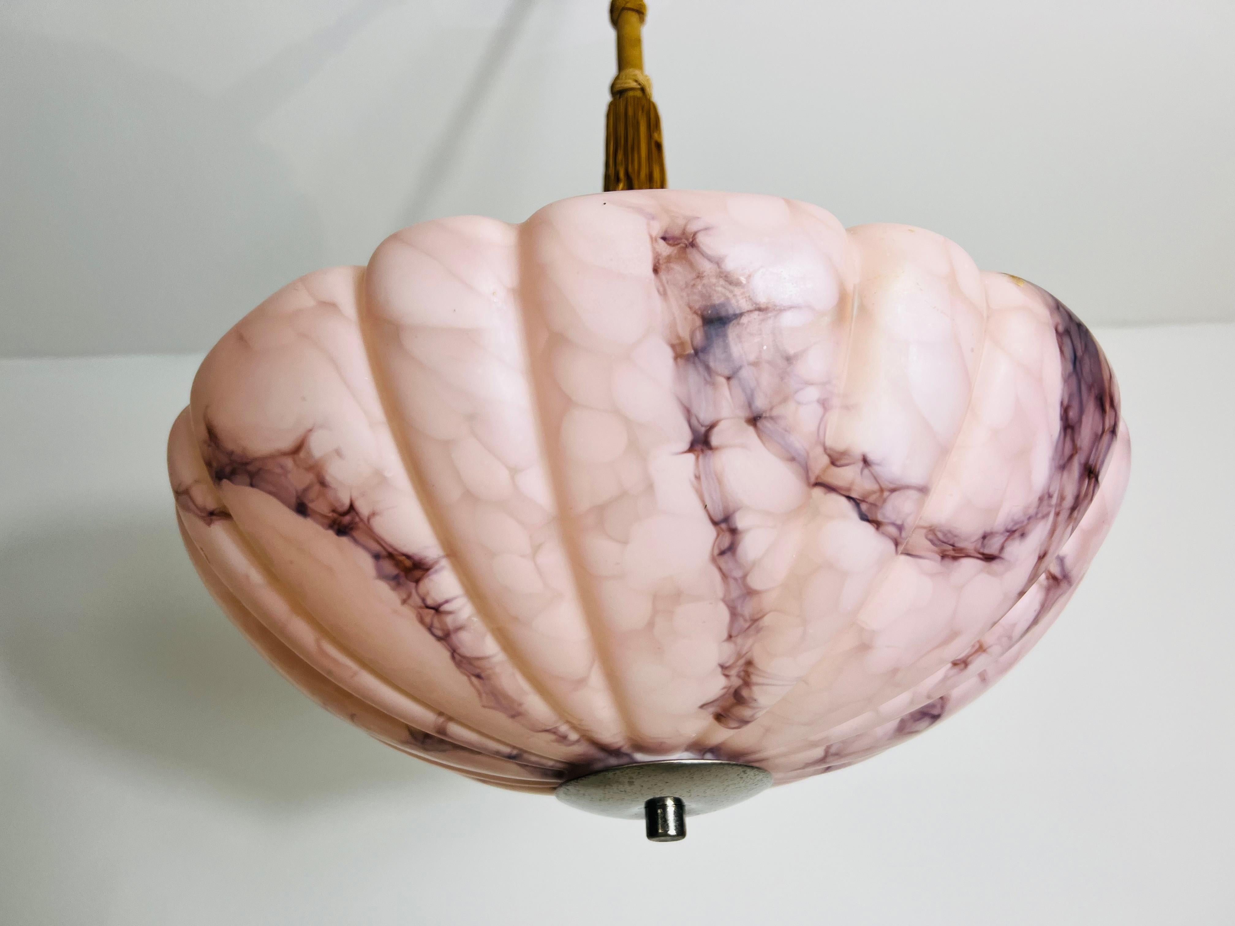 Handgeschnitzte Deckenleuchte aus Alabaster und Messing in Rosa, 1930er Jahre, Deutschland im Angebot 3