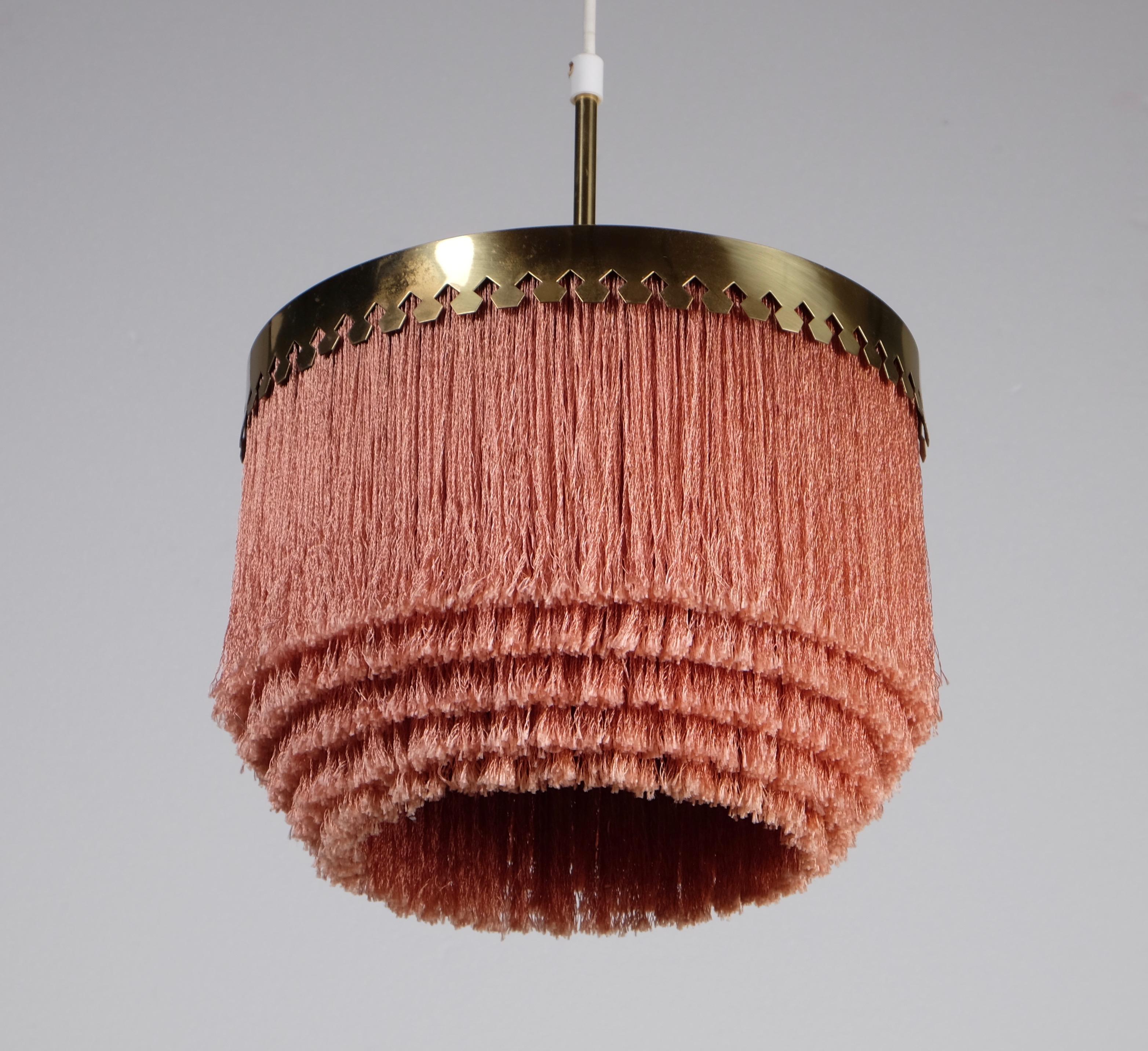 Brass and silk fringes. Produced by Hans-Agne Jakobsson, Markaryd, Sweden, 1960s.
Measures: Diameter 28 cm. Height is adjustable.