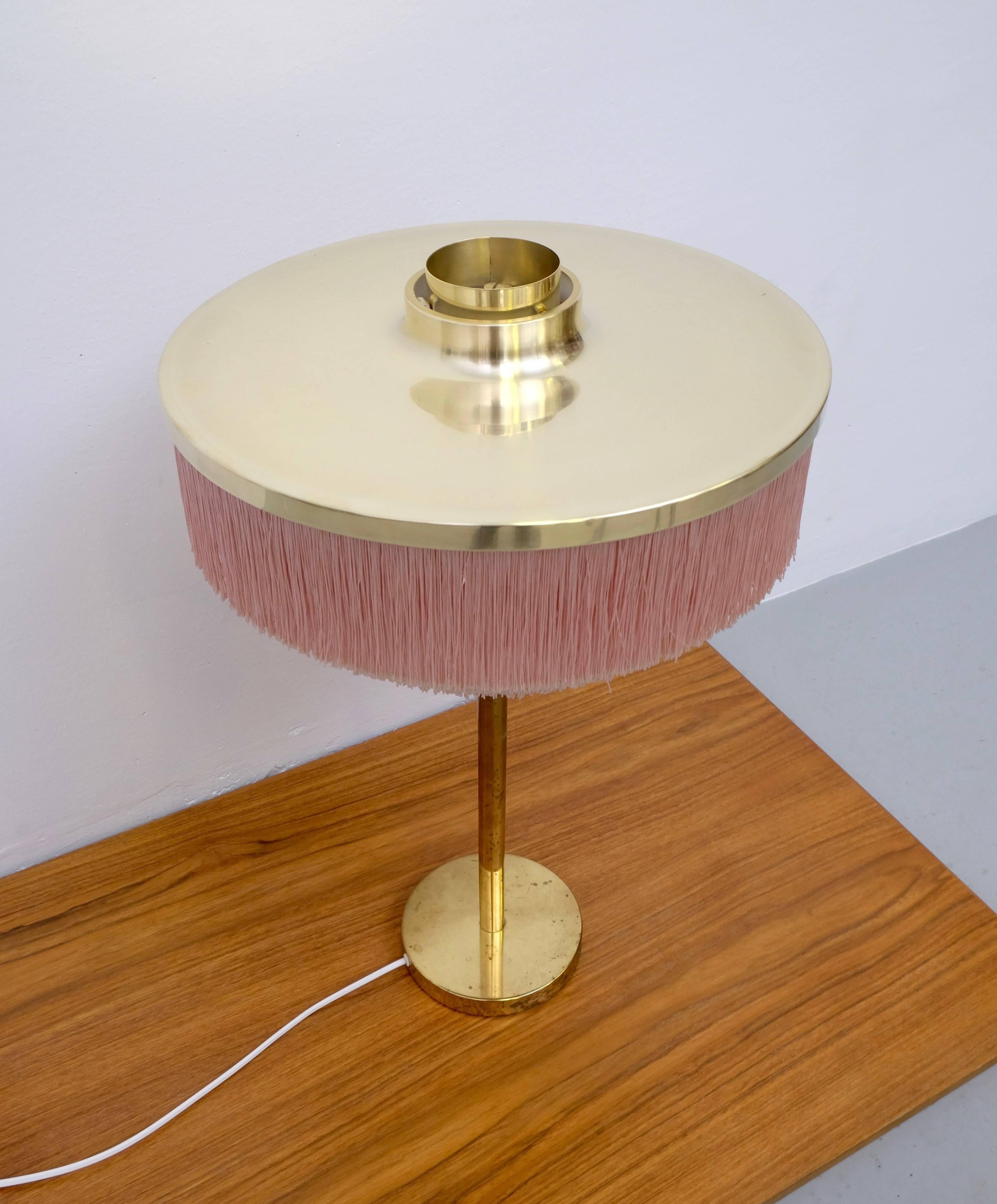 Scandinave moderne Lampe de bureau rose Hans-Agne Jakobsson modèle B-138 en laiton, années 1960 en vente