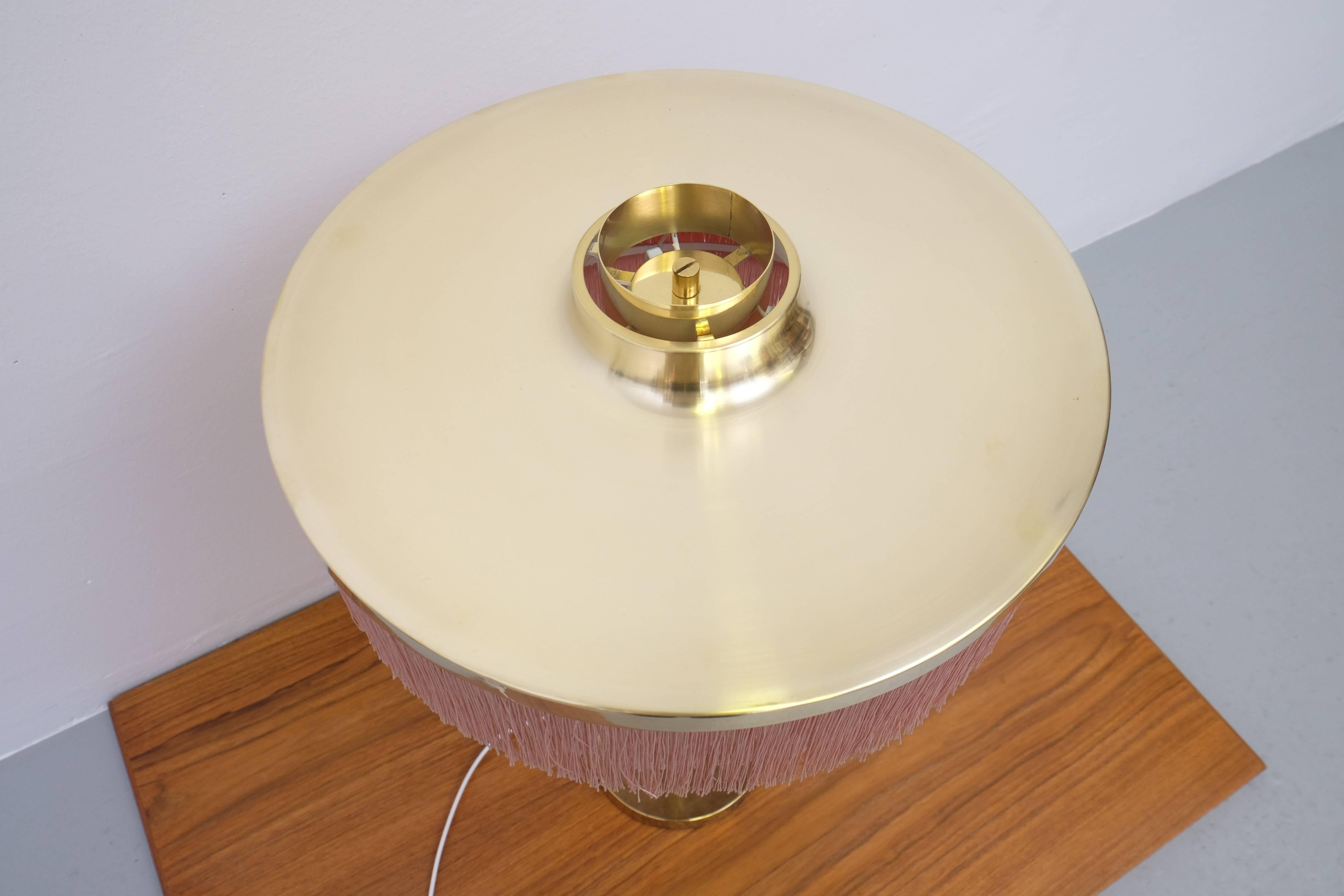 Mid-20th Century Pink Hans-Agne Jakobsson Model B-138 Brass Table Lamp, 1960s For Sale