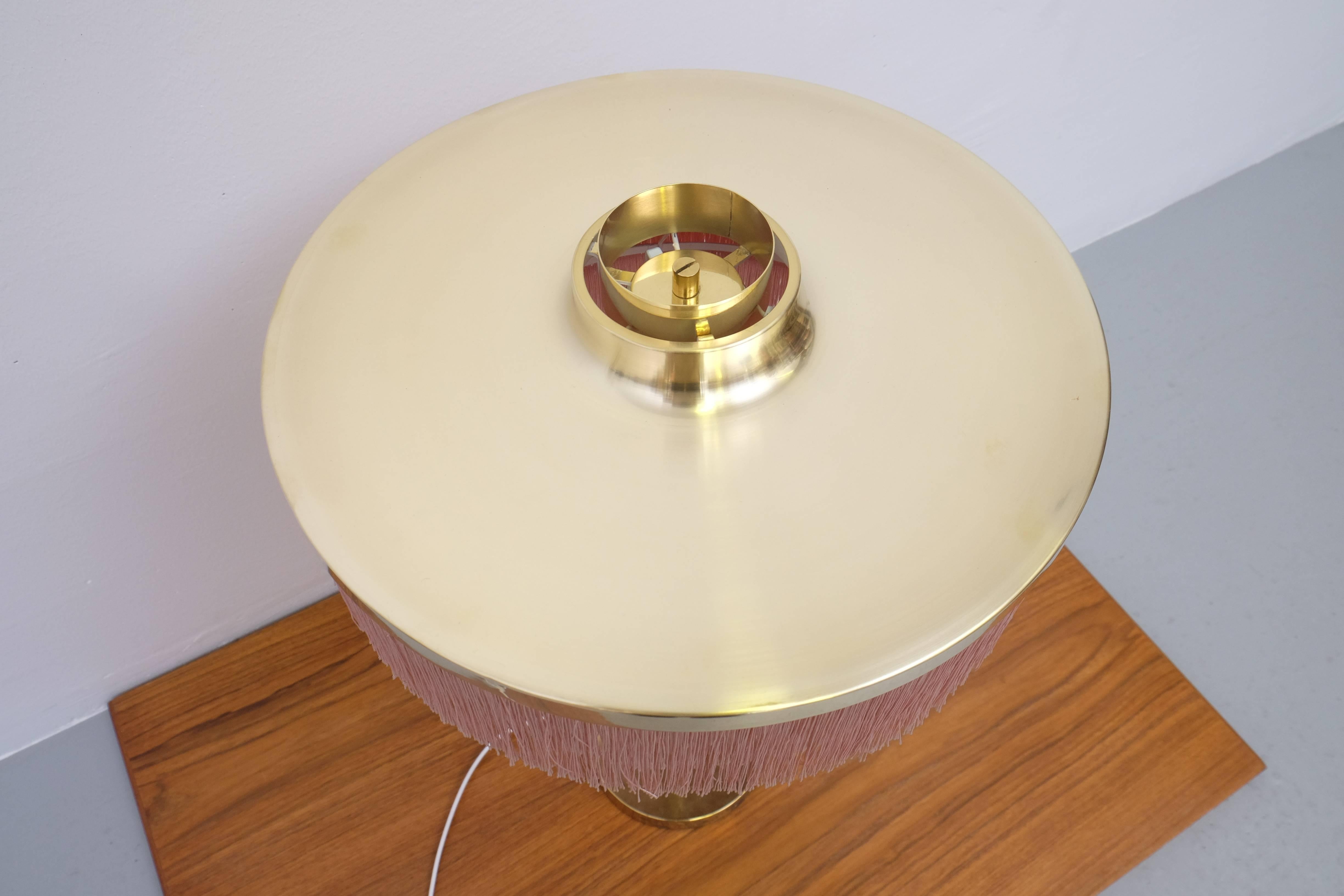 Laiton Lampe de bureau rose Hans-Agne Jakobsson modèle B-138 en laiton, années 1960 en vente