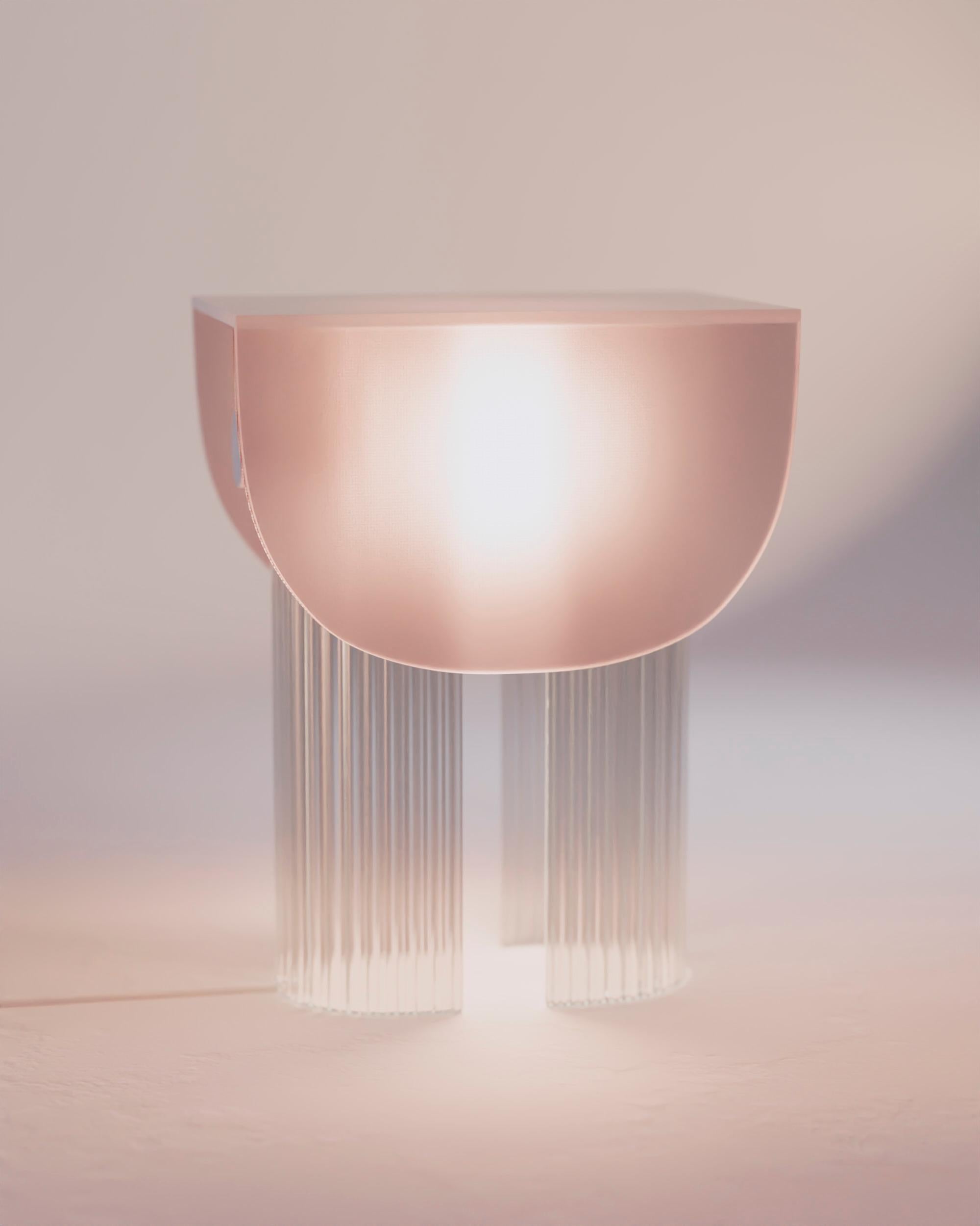 Helia-Tischlampe in Rosa von Glass Variations
Abmessungen: B 22 x T 31 x H 40 cm
MATERIALIEN: Glas. Rosa Satinierung.

Mit dieser Tischleuchte aus 100% Glas feiert Bina Baitel das Licht und die Sonne. Die gewölbte, gemusterte Glasstruktur und die