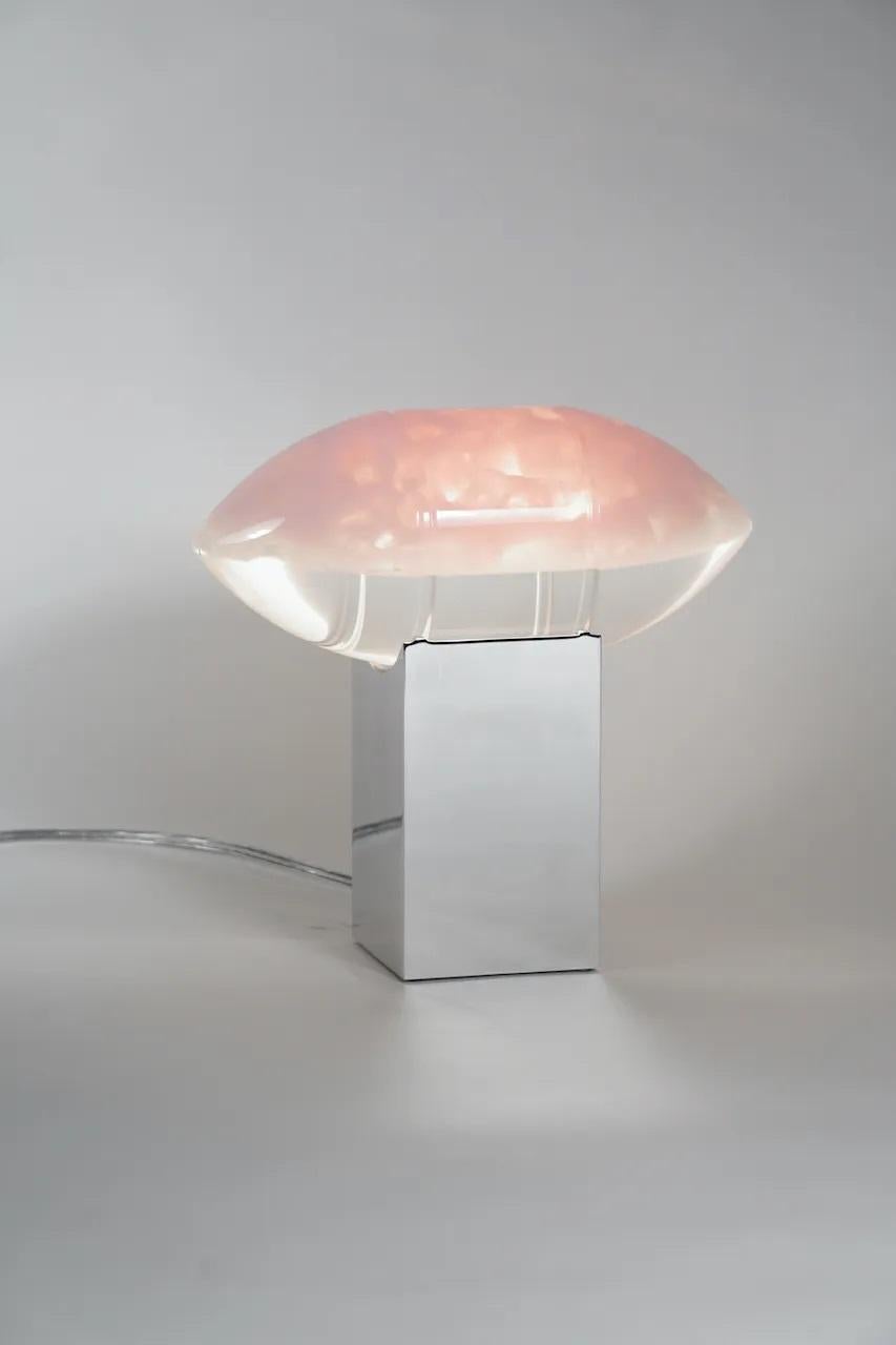 Helios-Lampe in Rosa von Zoran Strijbosch
Handgefertigt
Abmessungen: 
Sockel: T 9 x B 9 H 15 cm
Kugel: T 10,5 x B 10,5 x H 25 cm
MATERIALIEN: Aluminium, Acryl.

In der Antike wurde Helios als Sonnengott verehrt, dem die Aufgabe zukam, die Sonne auf