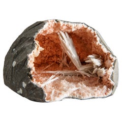 Geode di Heulandite rosa e Scolecite dal distretto di Nasik, Maharashtra, India