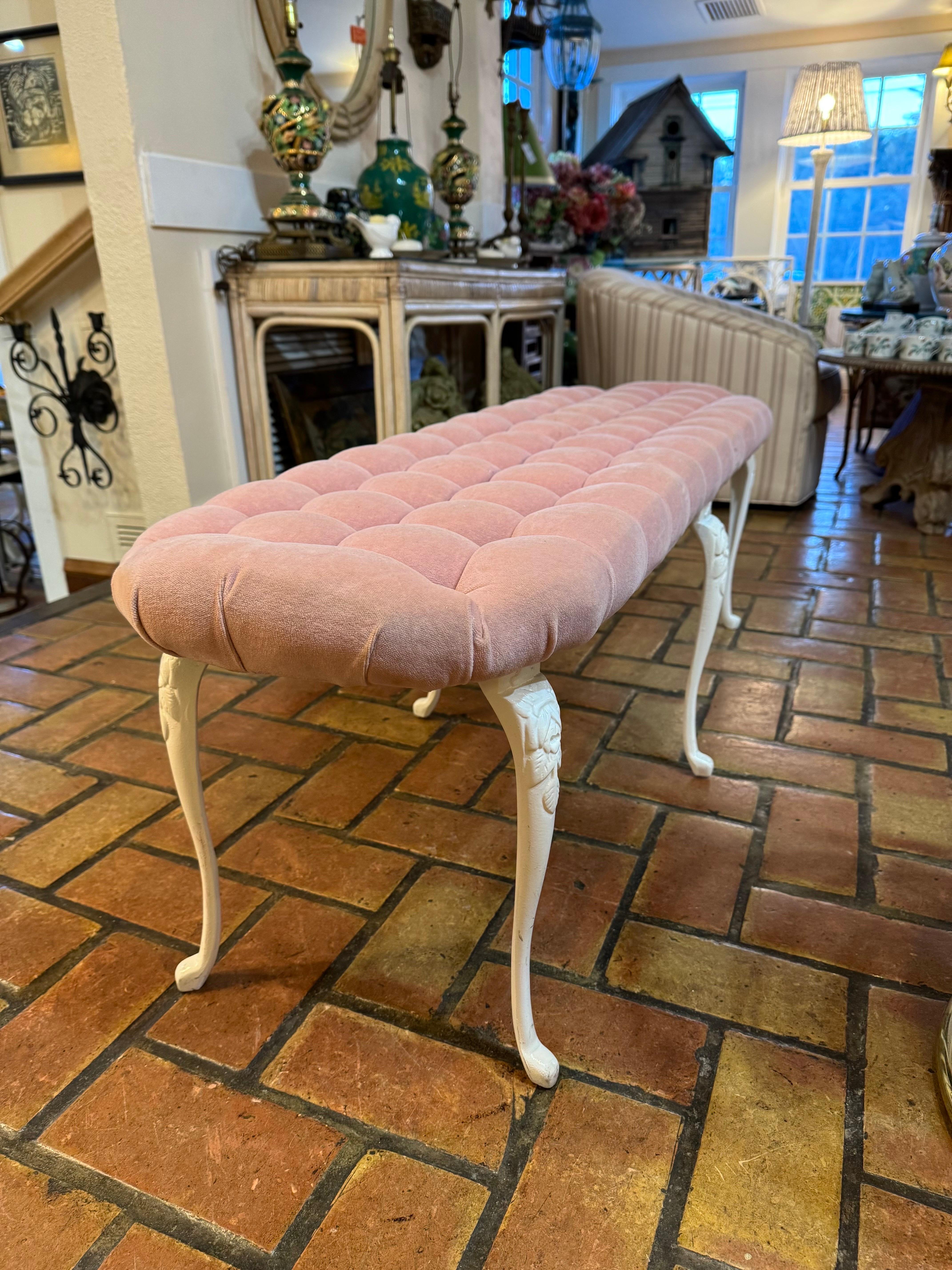 Panca di velluto rosa Hollywood Regency con inserti in vendita 4