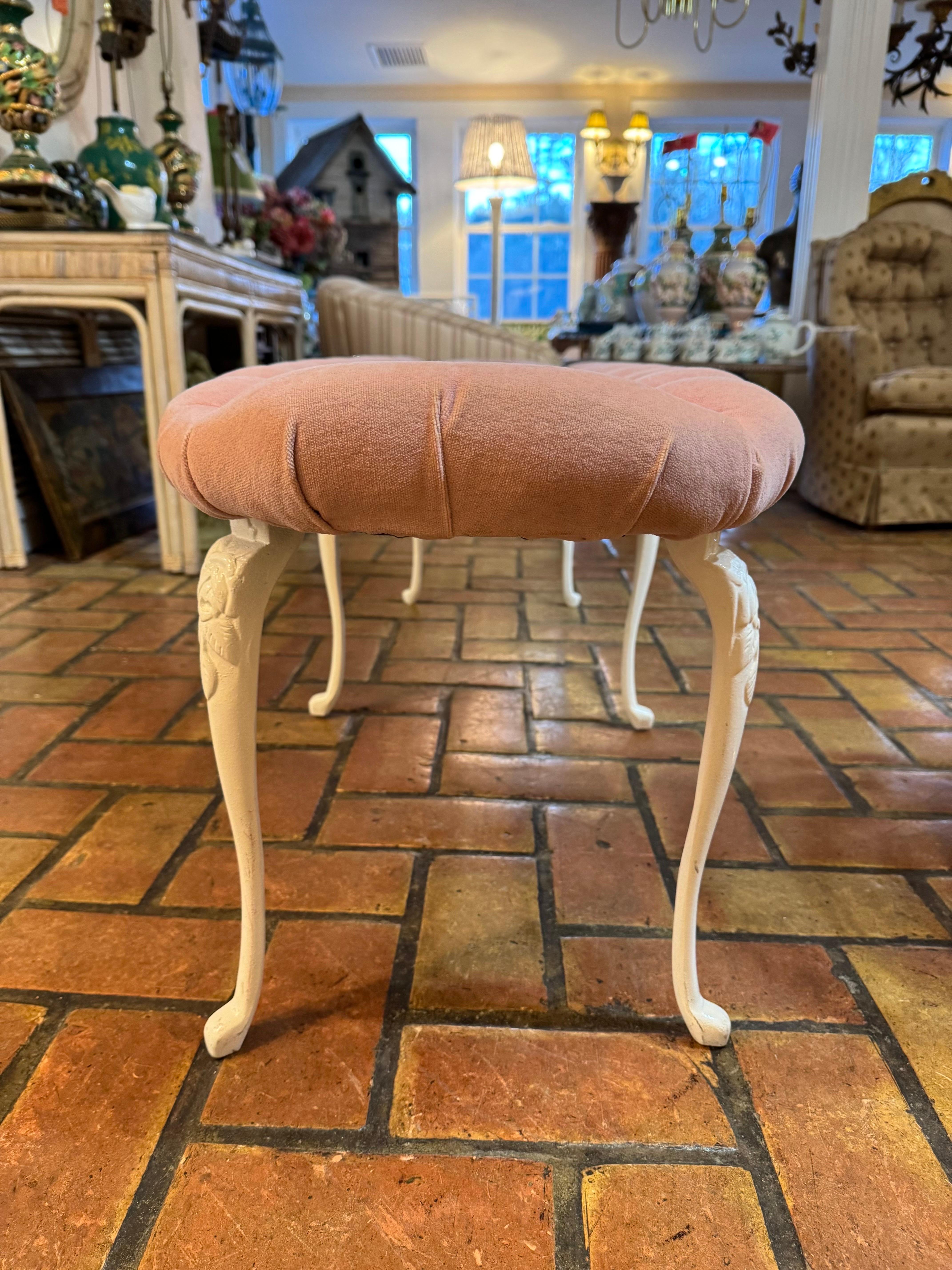 Panca di velluto rosa Hollywood Regency con inserti in vendita 5