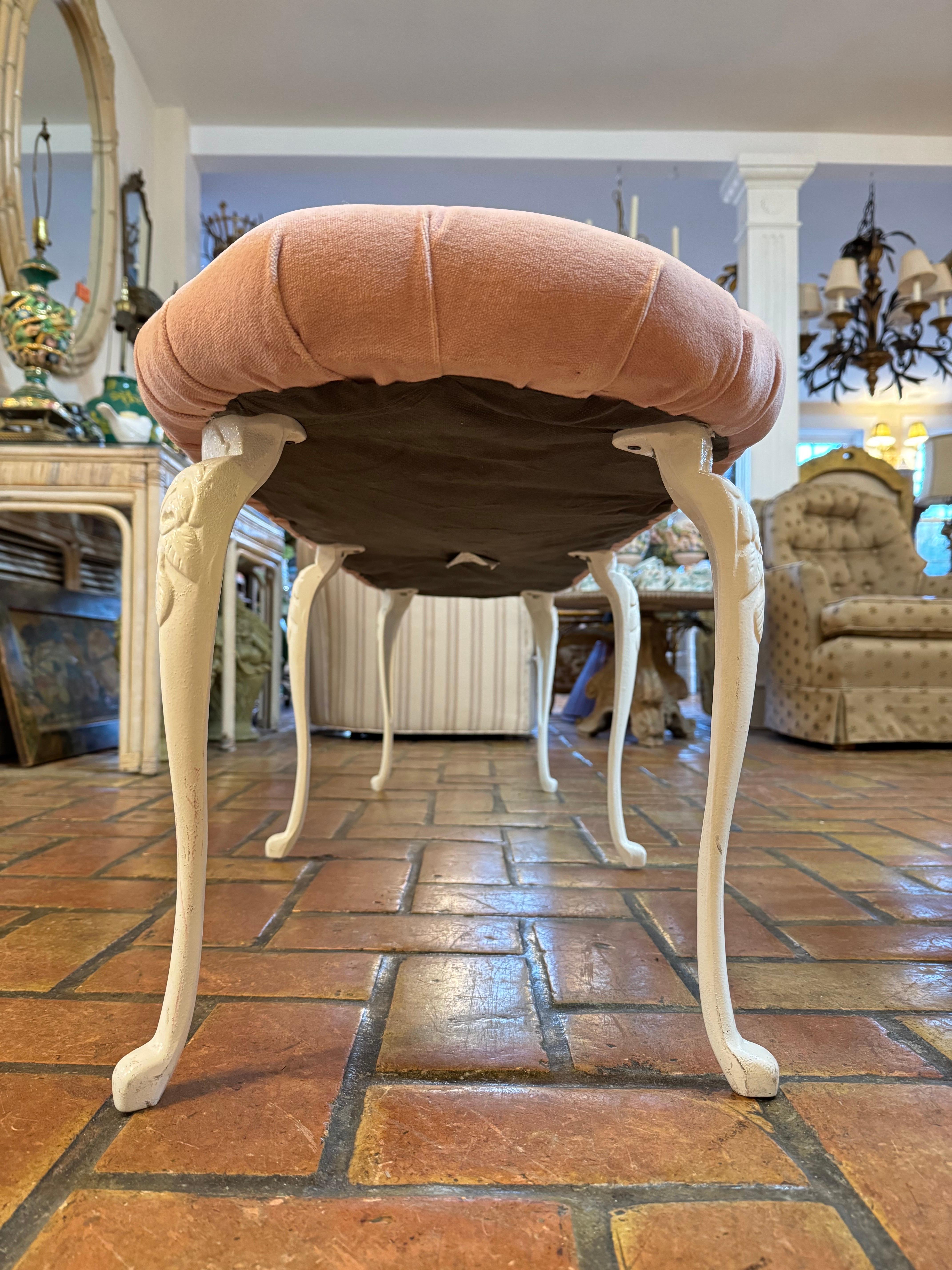 Panca di velluto rosa Hollywood Regency con inserti in vendita 7