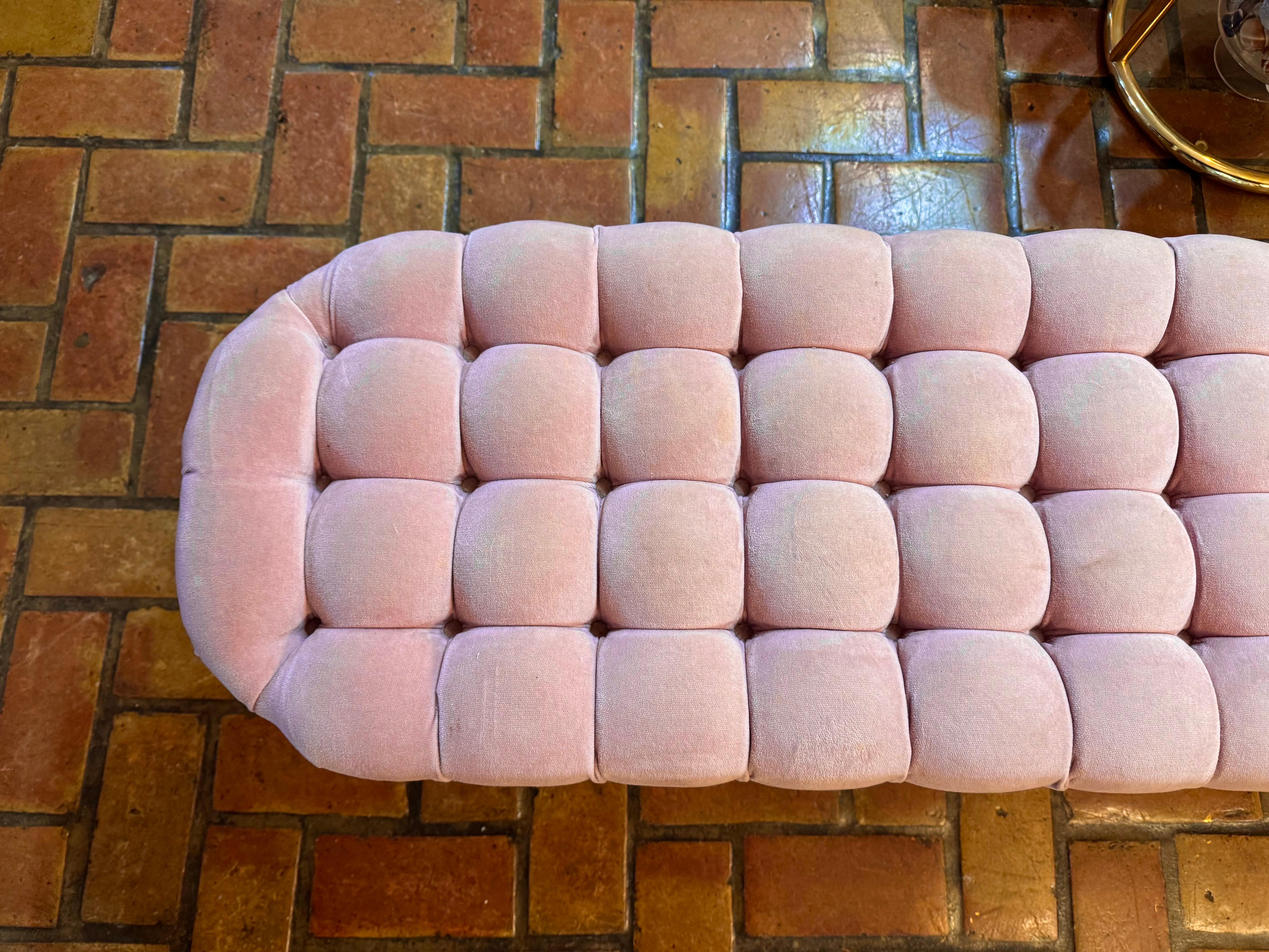 Panca di velluto rosa Hollywood Regency con inserti in vendita 10