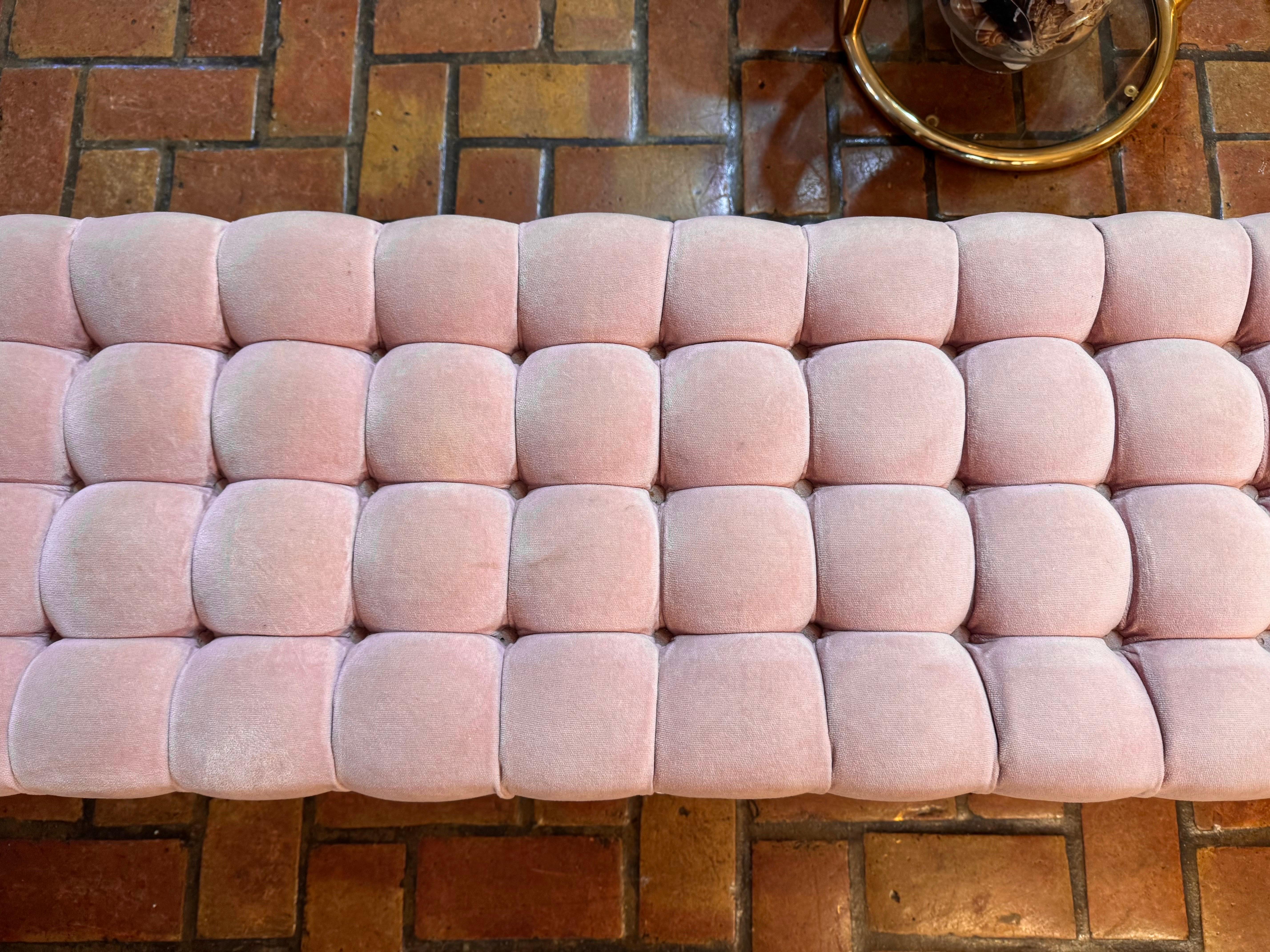 Panca di velluto rosa Hollywood Regency con inserti in vendita 11