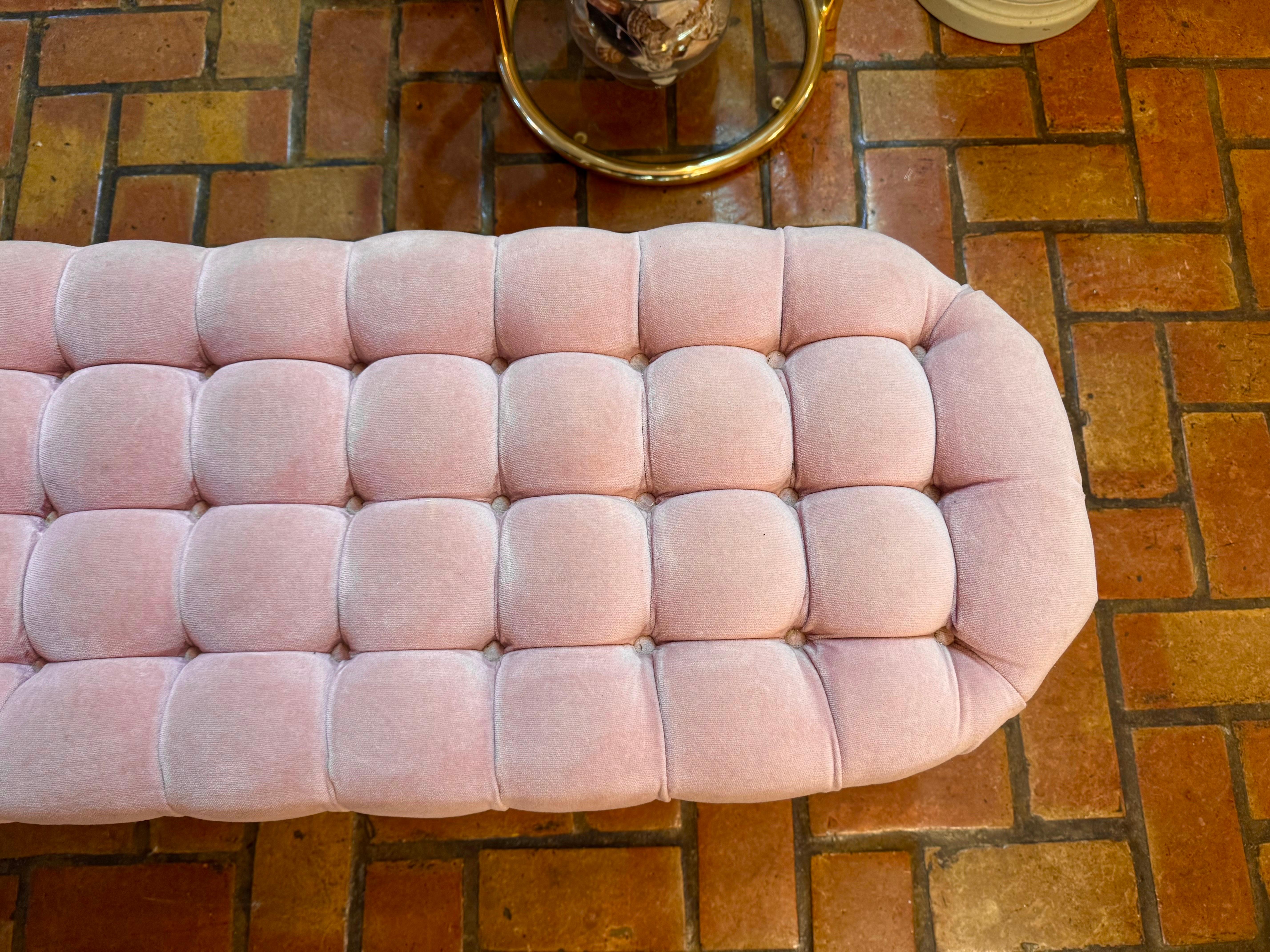 Panca di velluto rosa Hollywood Regency con inserti in vendita 12