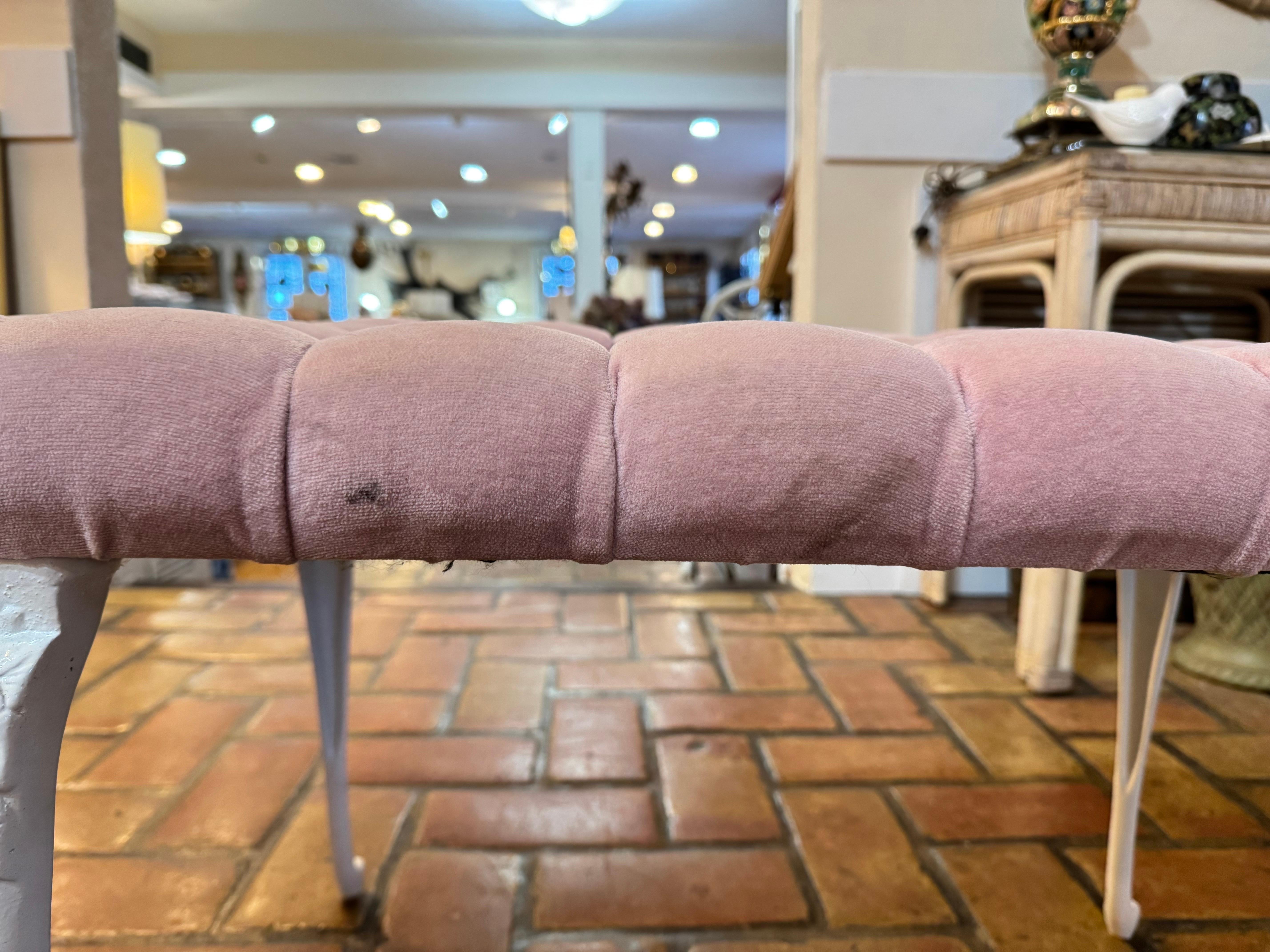 Panca di velluto rosa Hollywood Regency con inserti in vendita 13