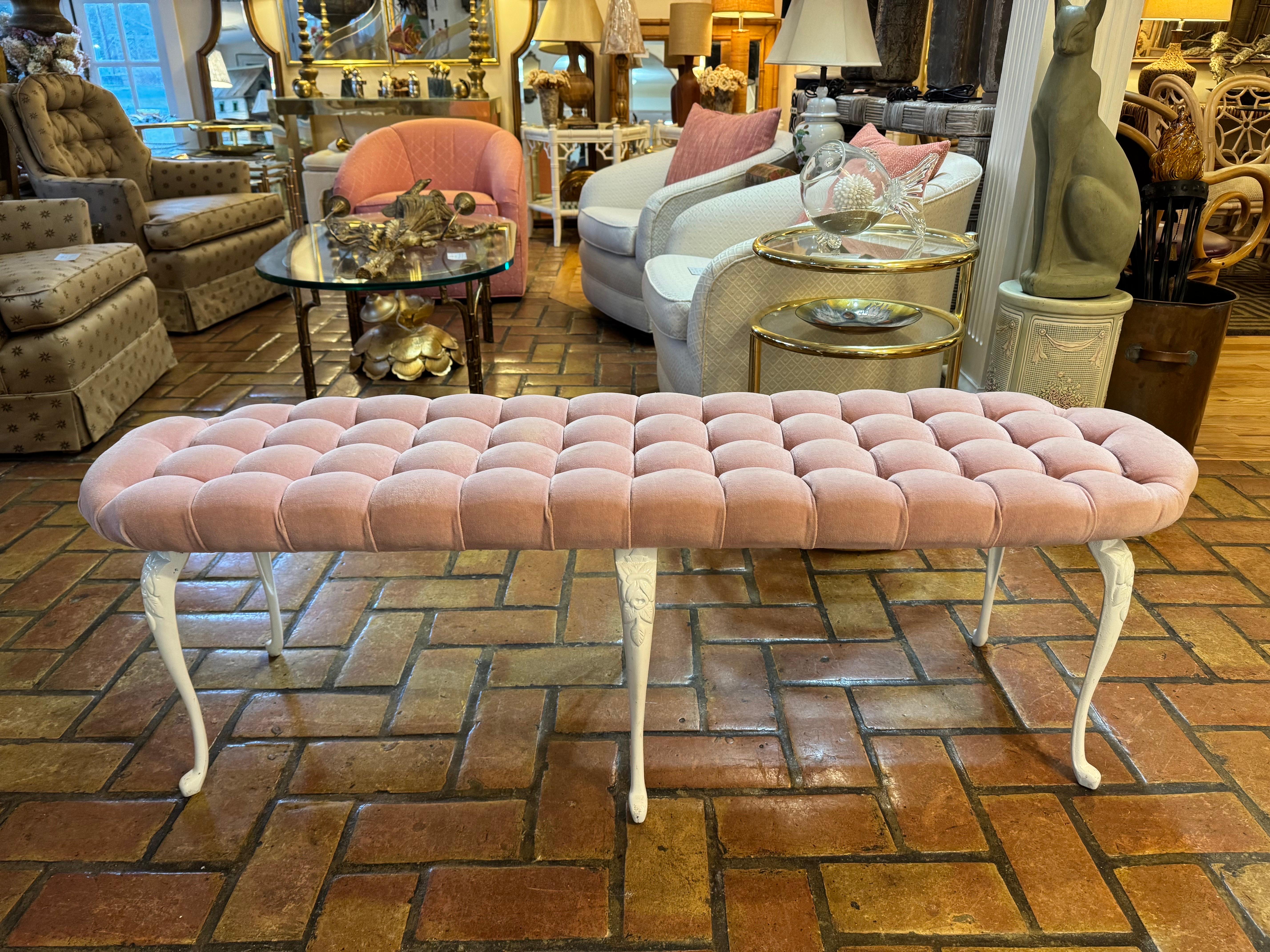 Panca in velluto rosa Hollywood Regency. Gambe in ferro/metallo verniciato. Perfetto per un camerino, una cabina armadio o ai piedi del letto.
