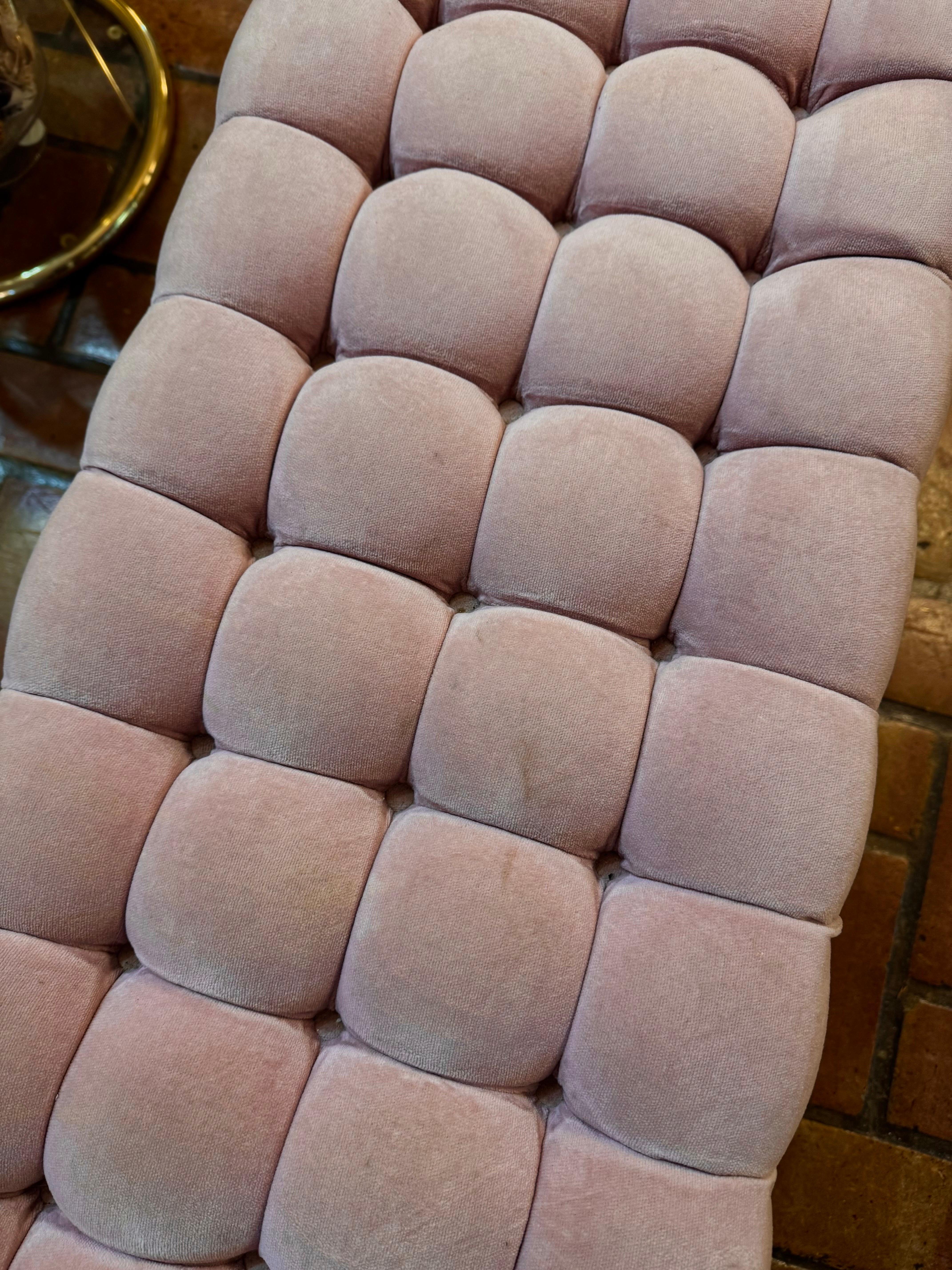 Panca di velluto rosa Hollywood Regency con inserti in vendita 14