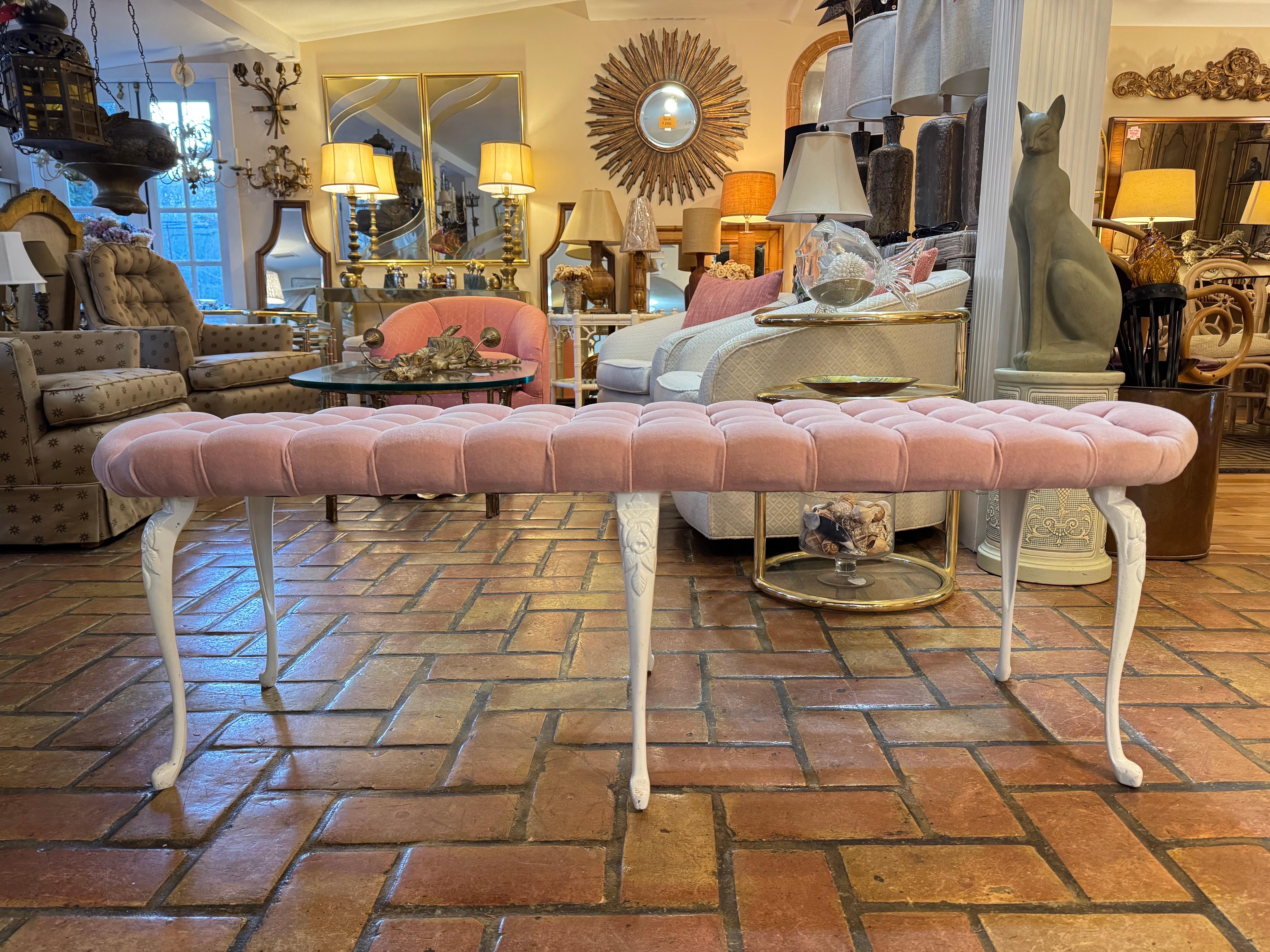 Americano Panca di velluto rosa Hollywood Regency con inserti in vendita