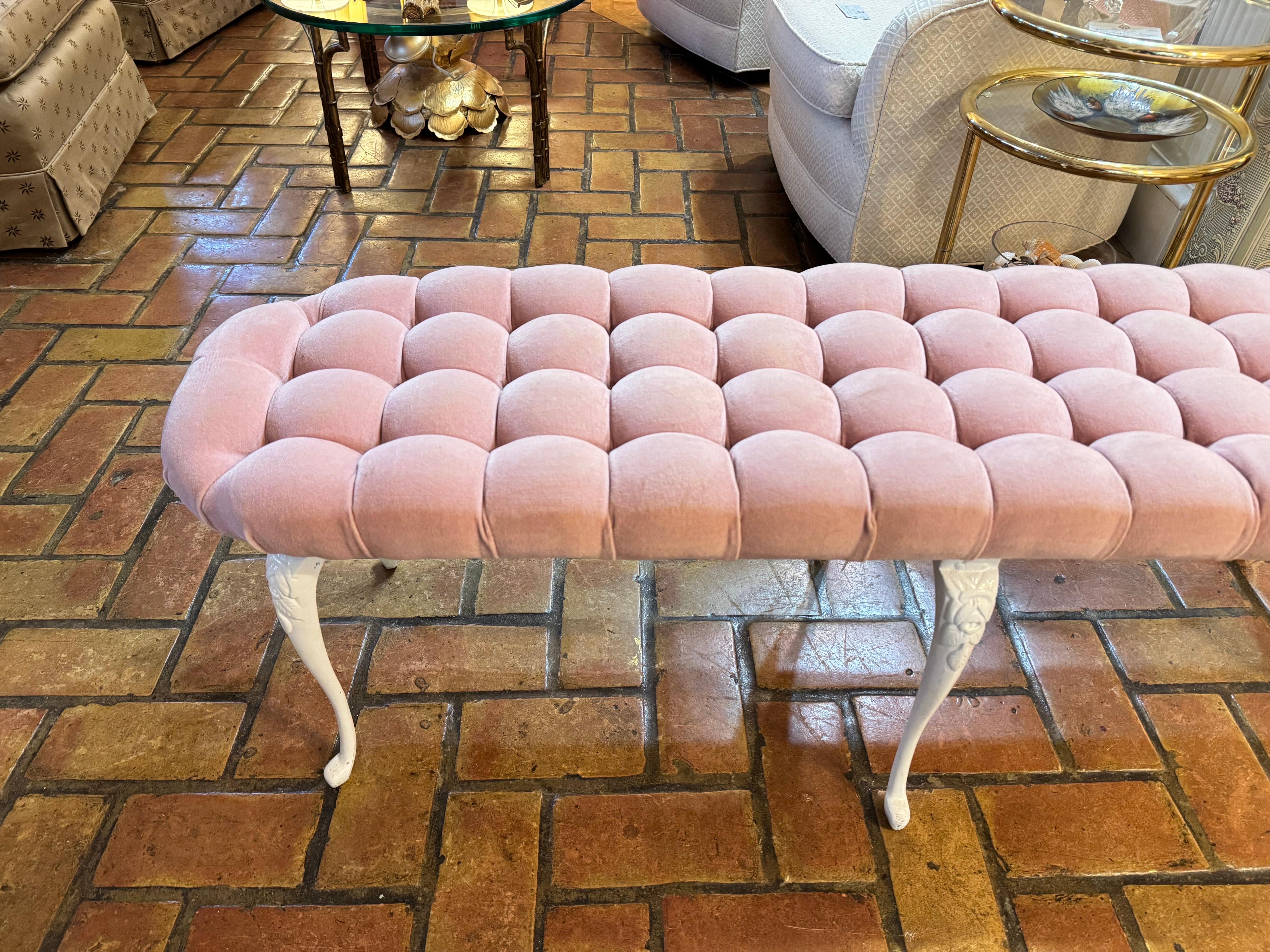 Panca di velluto rosa Hollywood Regency con inserti In condizioni buone in vendita a Redding, CT
