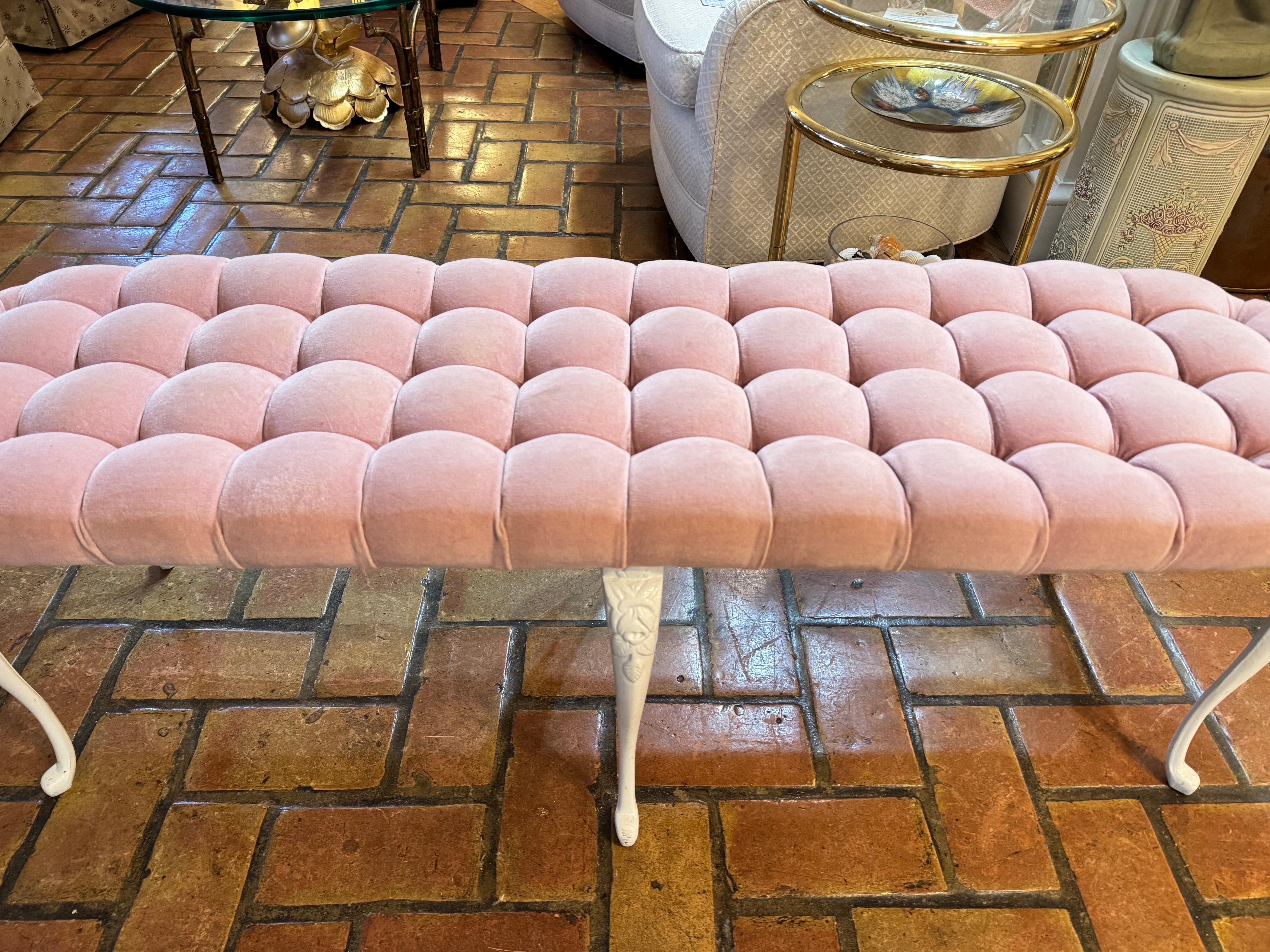 Fine XX secolo Panca di velluto rosa Hollywood Regency con inserti in vendita