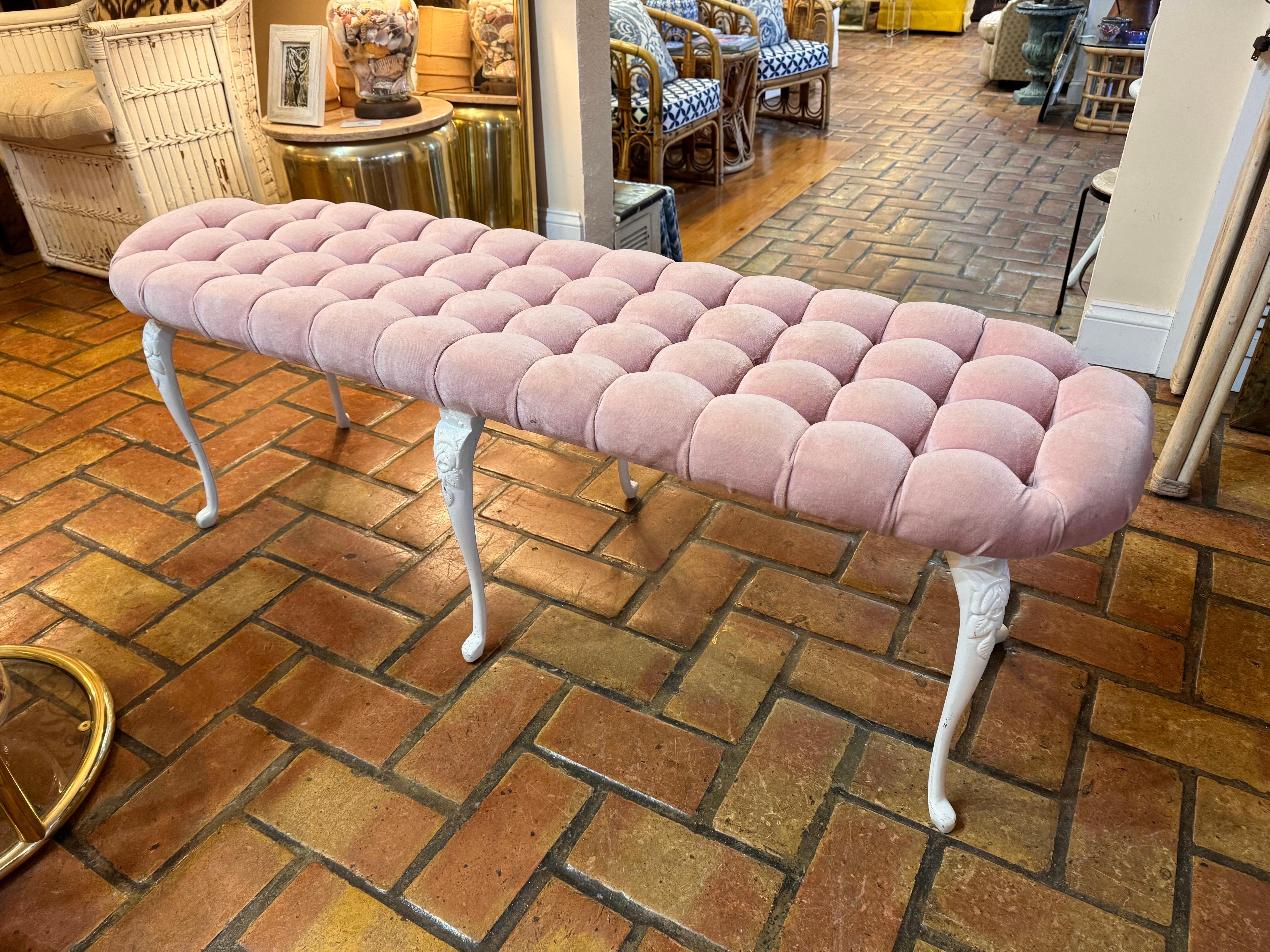 Panca di velluto rosa Hollywood Regency con inserti in vendita 1