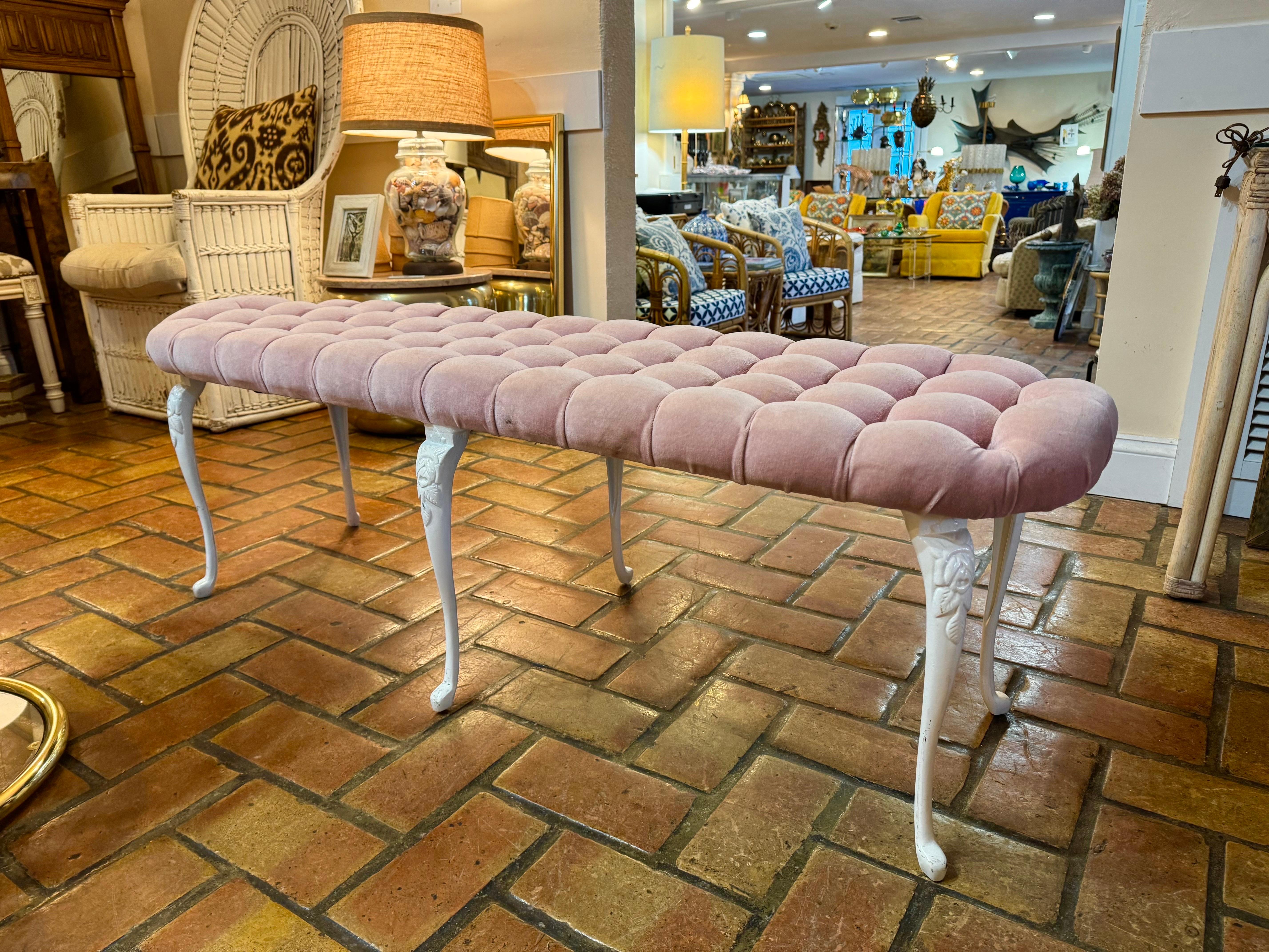 Panca di velluto rosa Hollywood Regency con inserti in vendita 2