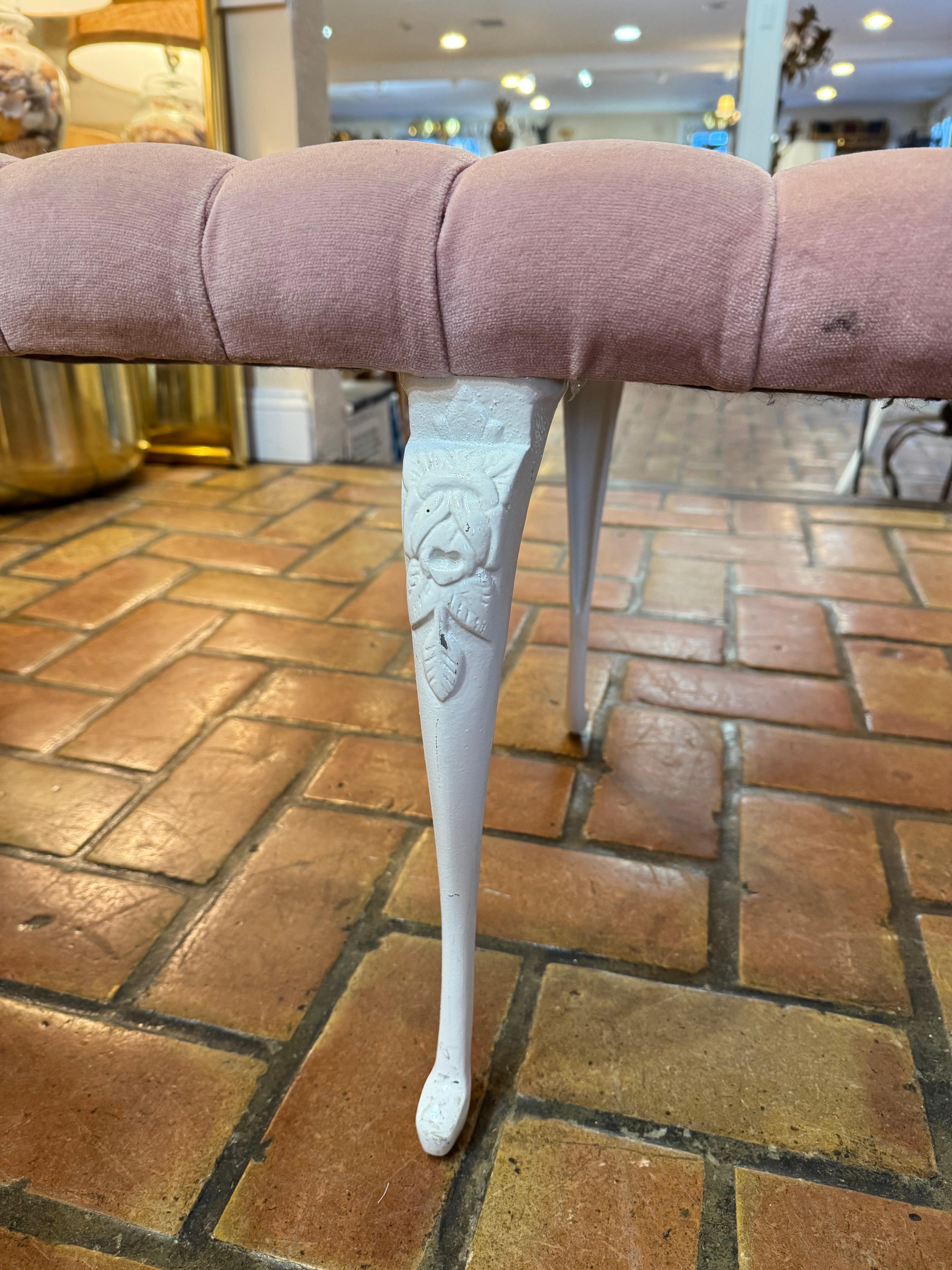 Panca di velluto rosa Hollywood Regency con inserti in vendita 3