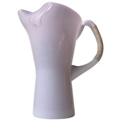 Brocca in vetro opalino rosa Holmegaard con manico in bambù di Jacob E. Bang