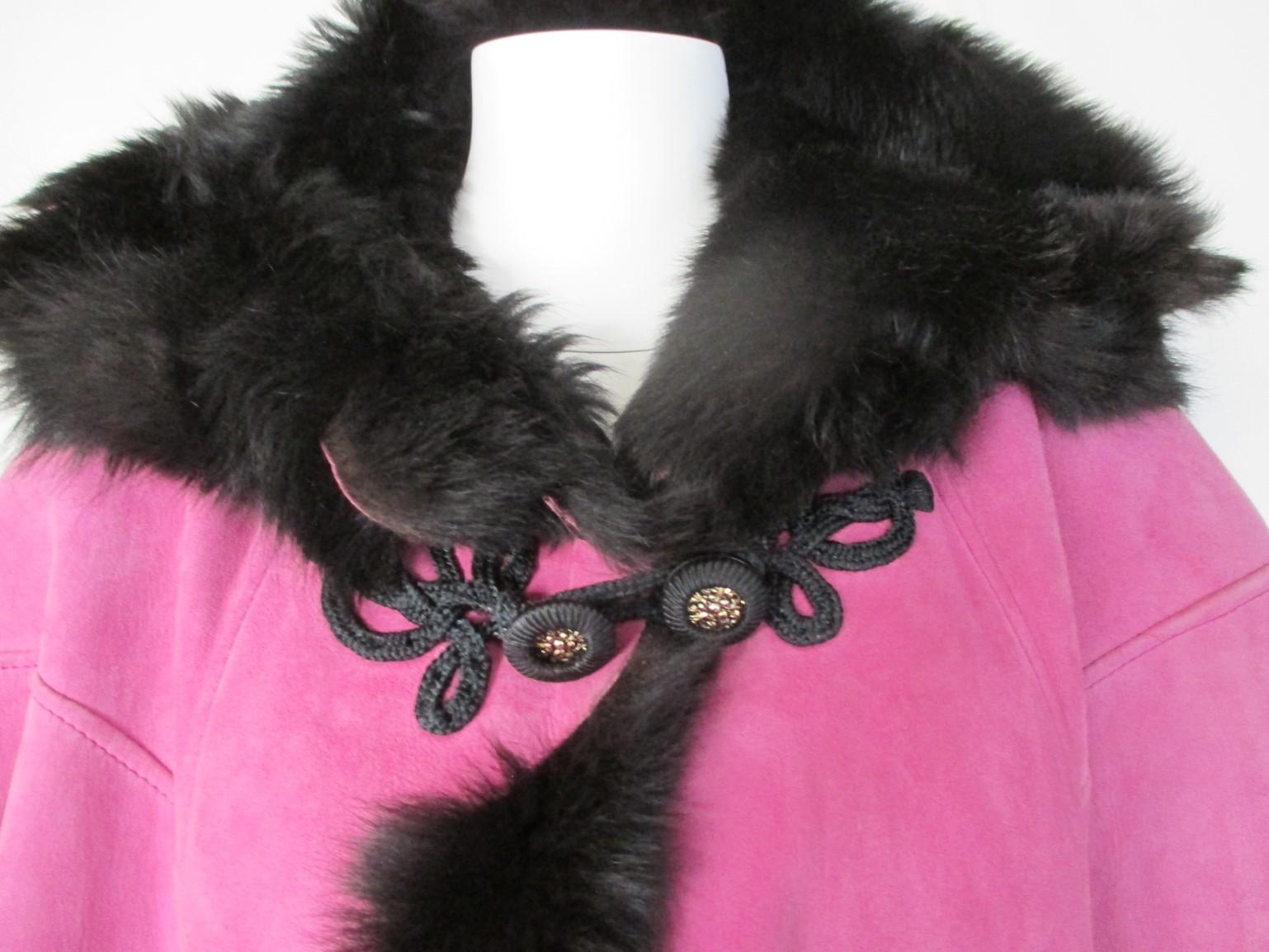 This vintage hooded suede leather cape has 1 closing hook, 2 pockets and is very warm to wear.
Color is pink outside /black inside, made in Italy
The cape is in pre owned condition.
Size is M/L 

note that vintage items are not new and therefore