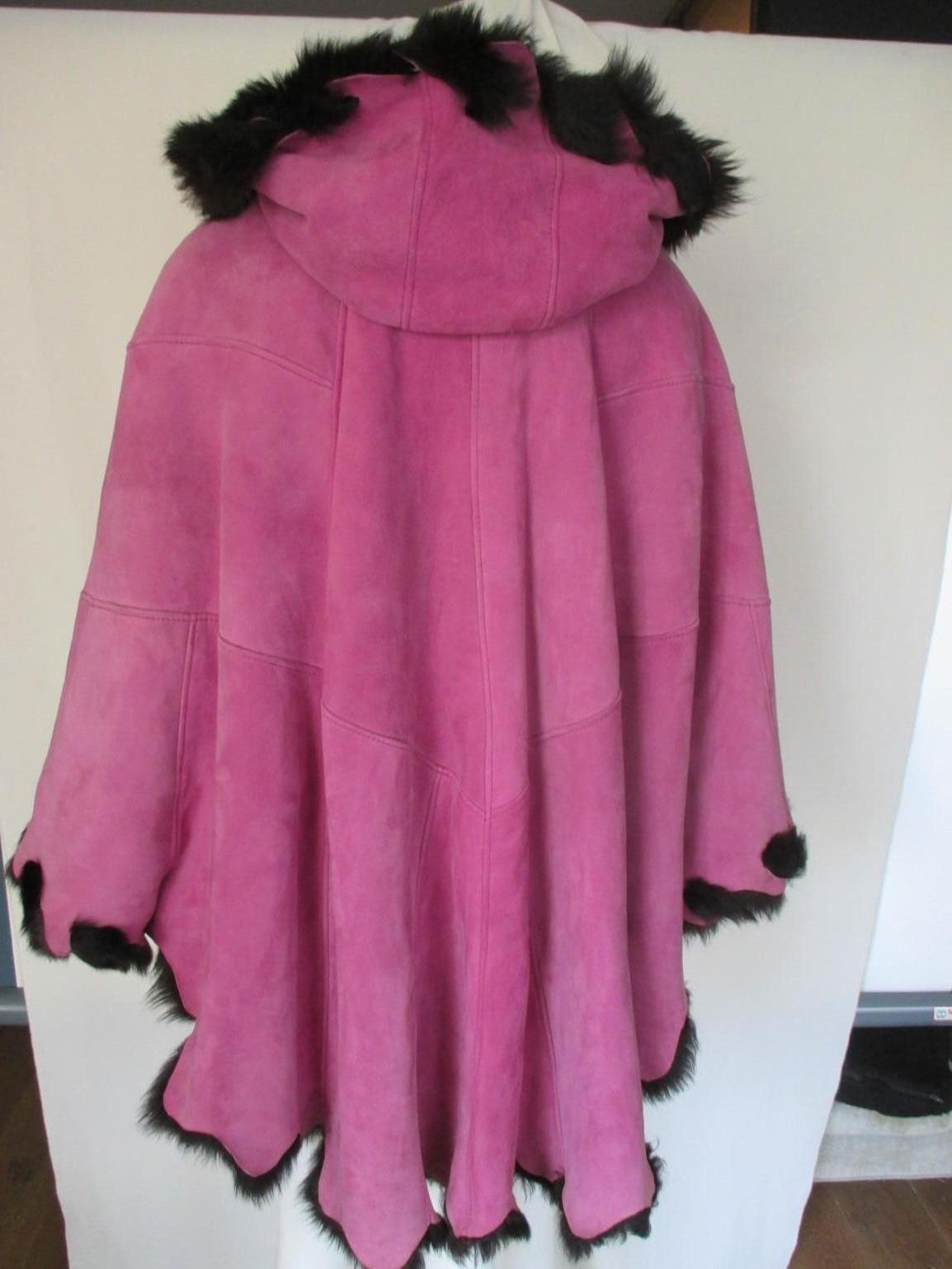 Pink Hooded Soft Suede Tuscany Lamb Shearling Fur Cape In Good Condition In Amsterdam, NL
