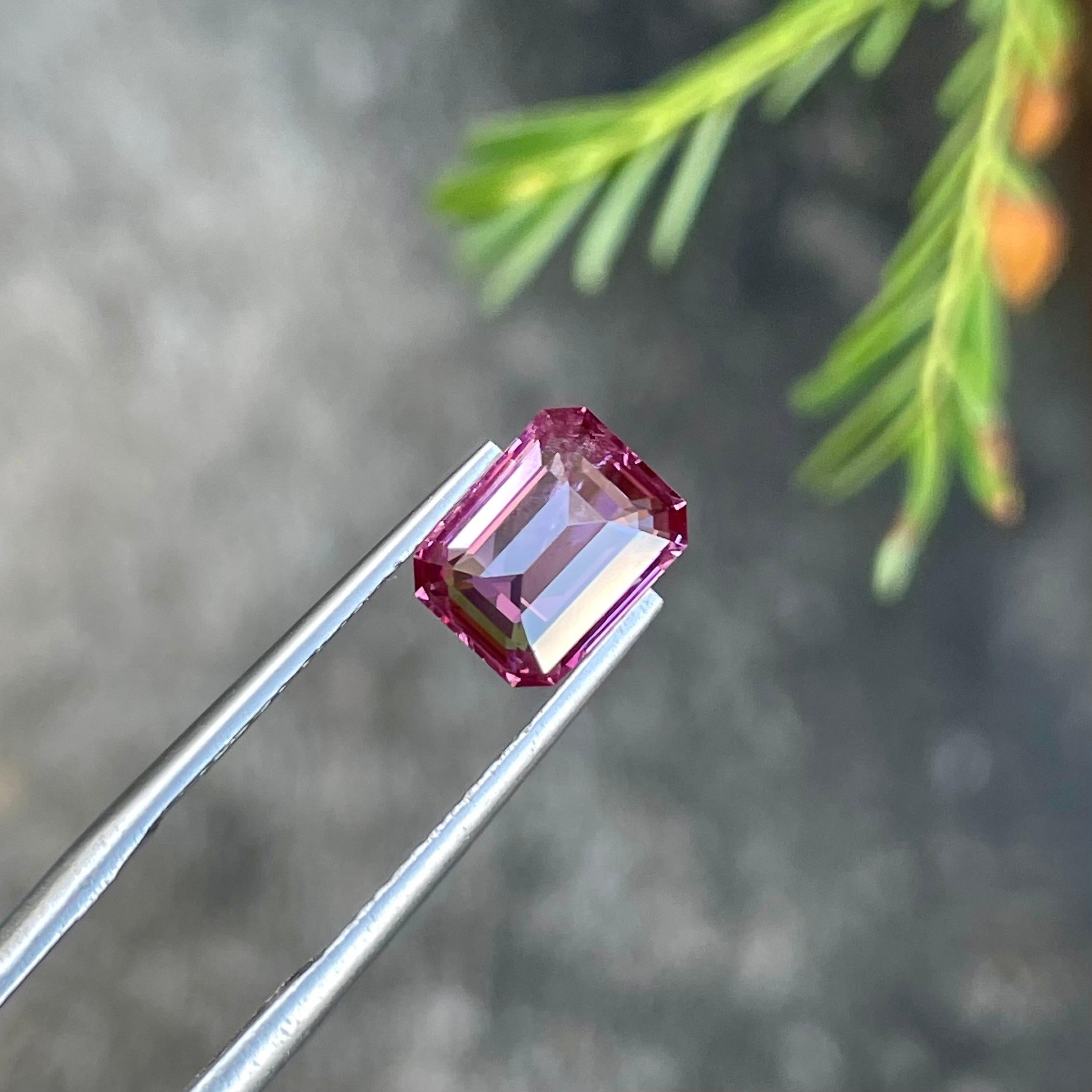 Rosa gefärbter loser Spinell 2,20 Karat Smaragdschliff Natürlicher Brumes Edelstein für Damen oder Herren im Angebot