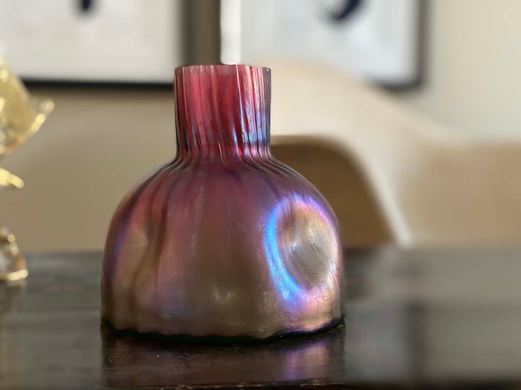 Européen Vase en verre Art nouveau rose irisé dans le style de Loetz en vente