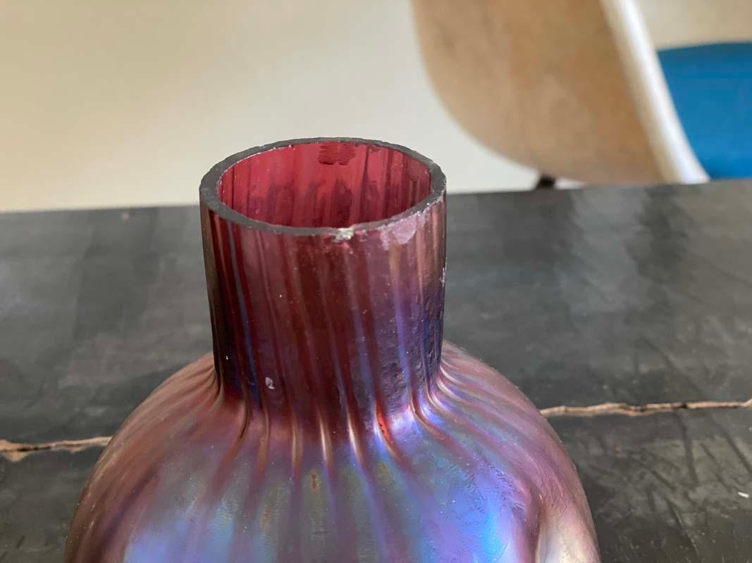 Début du 20ème siècle Vase en verre Art nouveau rose irisé dans le style de Loetz en vente
