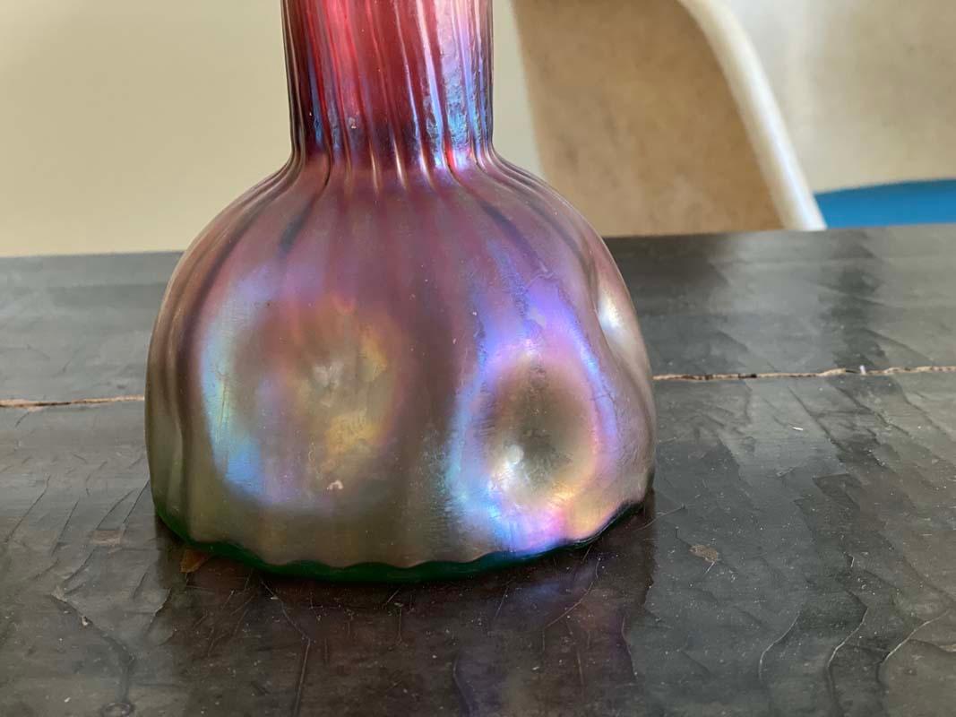 Vase en verre Art nouveau rose irisé dans le style de Loetz en vente 1
