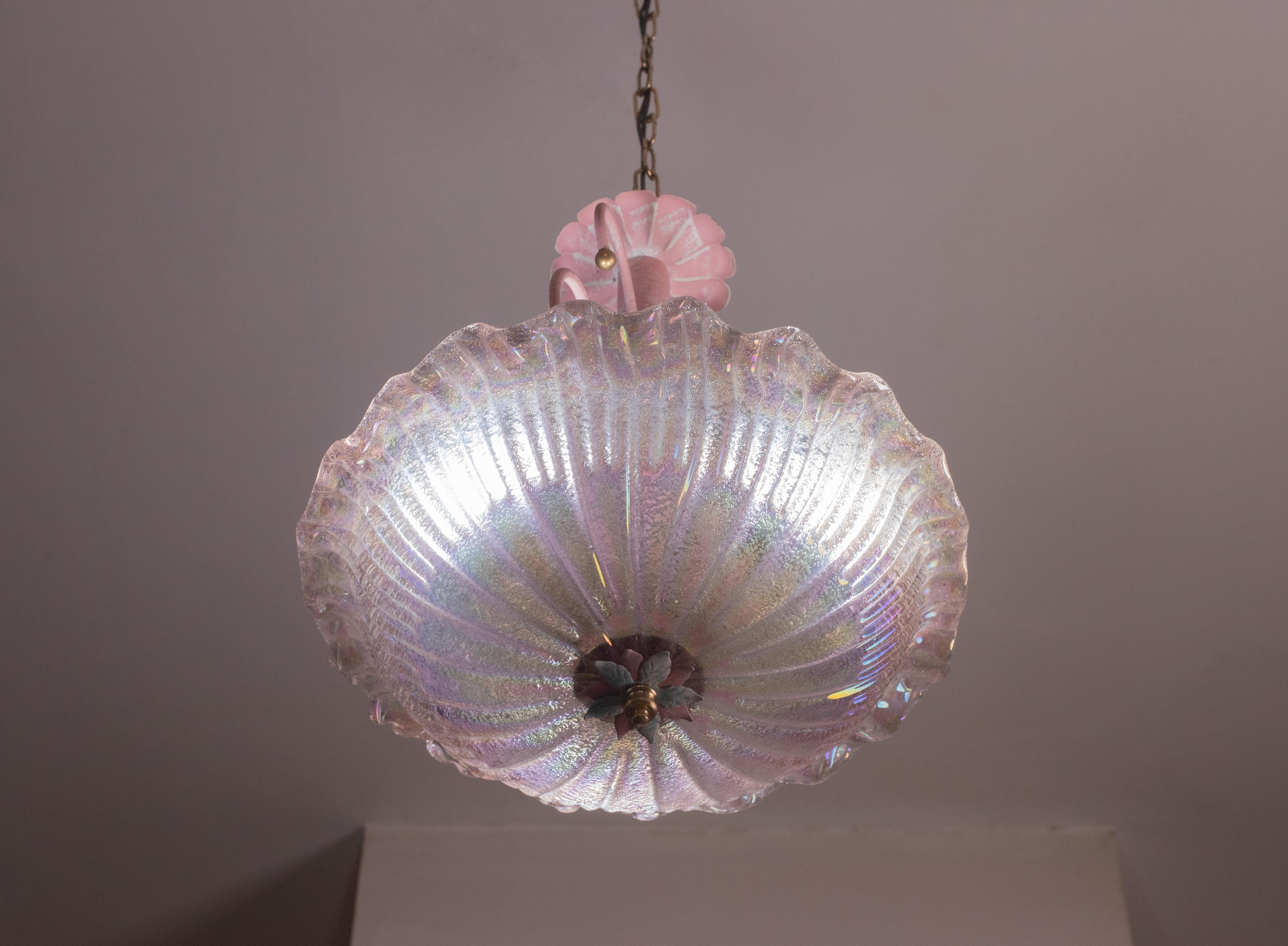 Lampadario vintage di Murano con disco di vetro e struttura in ferro rosa.

Periodo di progettazione: 1970 1980, condizioni estetiche molto buone.

La luce misura 100 centimetri con catena, 60 centimetri senza catena; su richiesta è possibile
