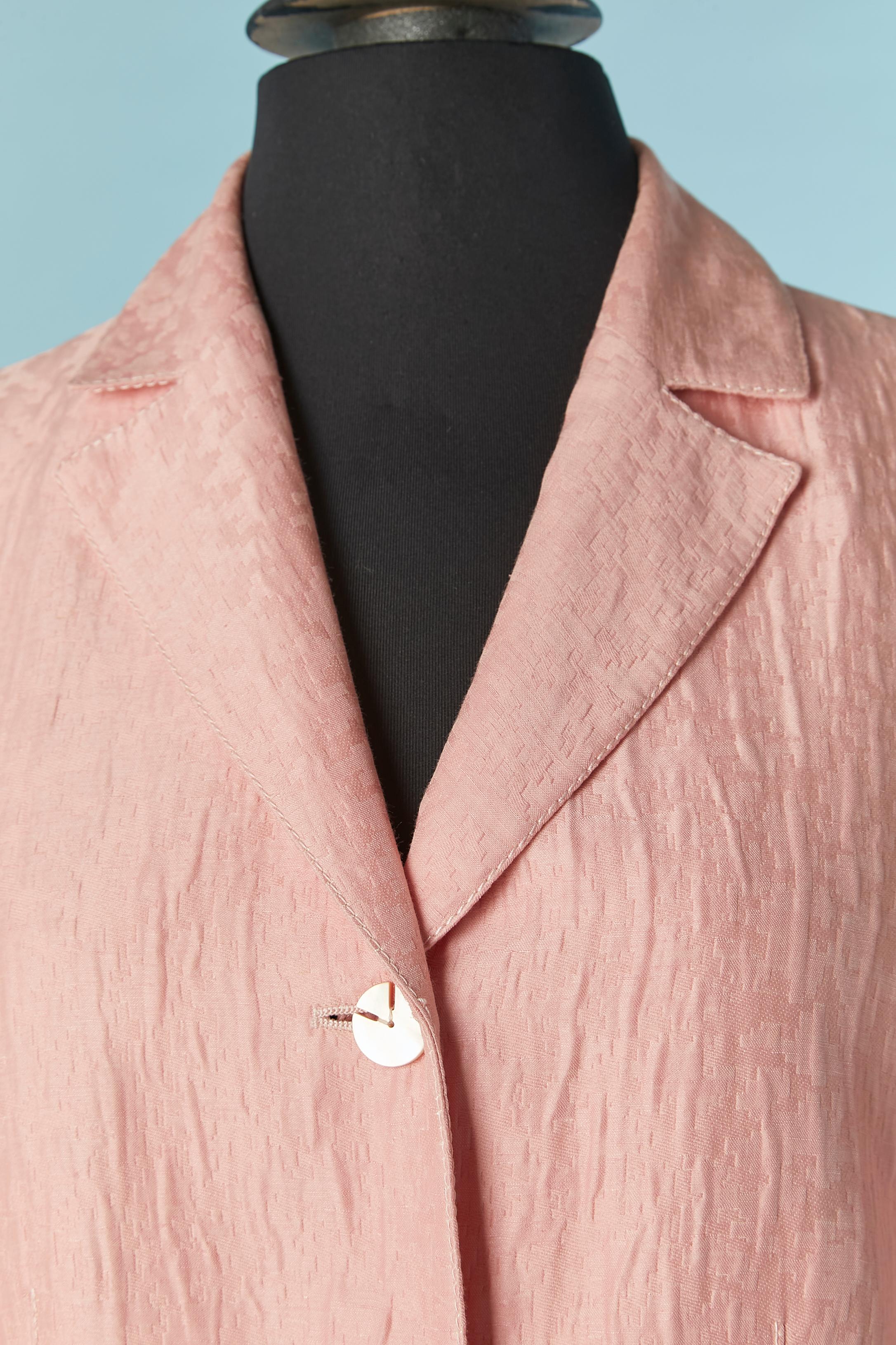 Rosa Jacquard-Rock-Anzug . Zusammensetzung des Obermaterials: 40% Leinen, 36% Baumwolle, 24% Seide. Futter: 100% Cupro (Viskose) 
Schulterpolster. Schnittarbeiten. Knopf- und Knopflochverschluss in der vorderen Mitte + ein zusätzlicher Knopf.
