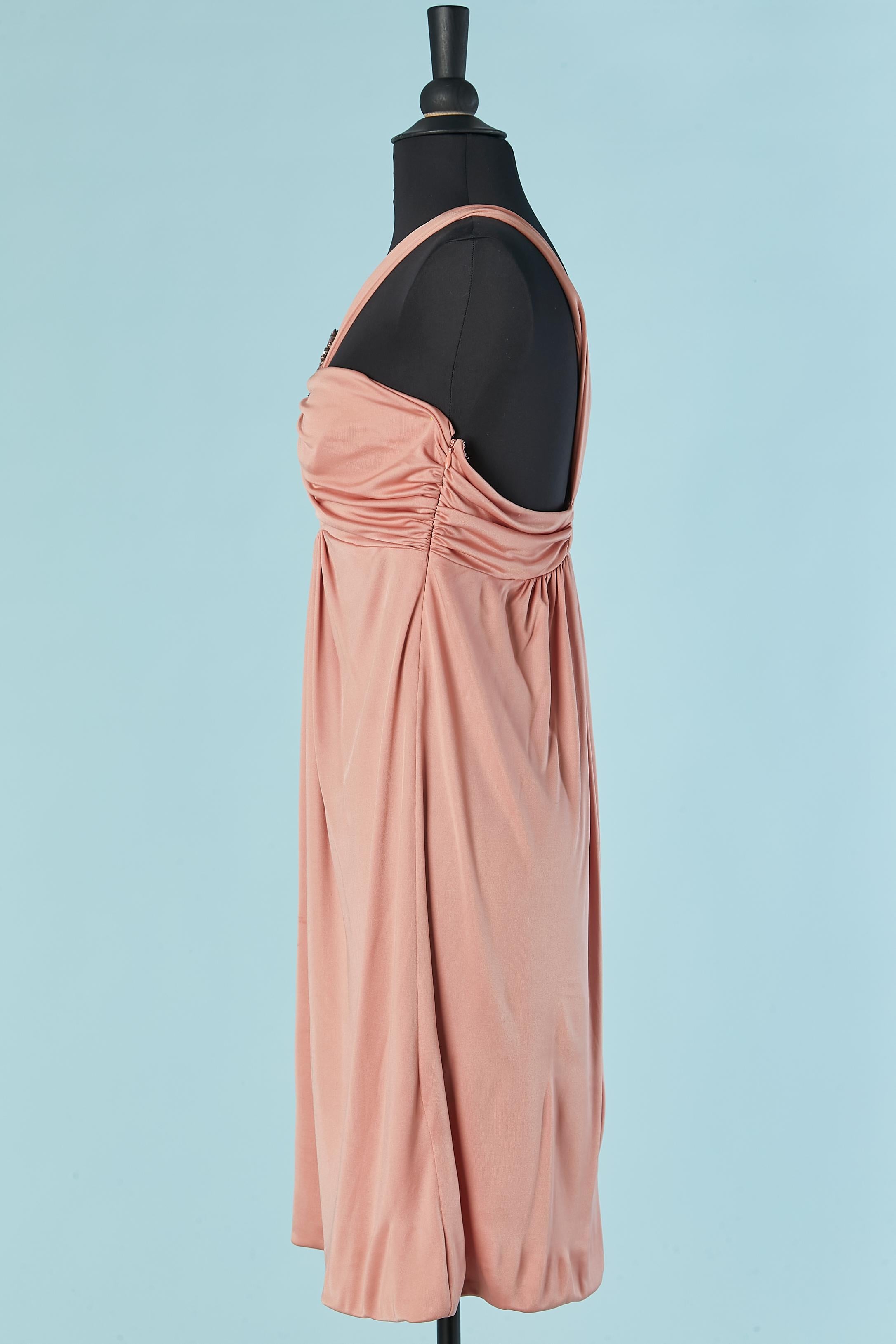 Vestido de cóctel drapeado de punto rosa con adorno de pedrería BLUMARINE en Excelente estado para la venta en Saint-Ouen-Sur-Seine, FR