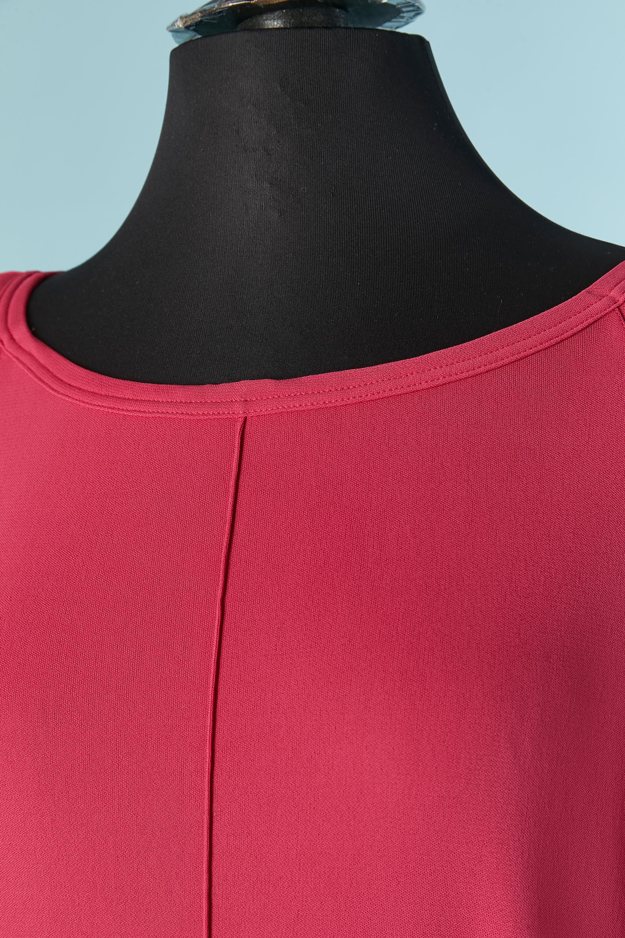 Rosa Jersey-Kleid mit Schulter-Pad. Zusammensetzung des Stoffes: 80% Acetat, 20% Polyamid. 
GRÖSSE 44 (Fr) L 