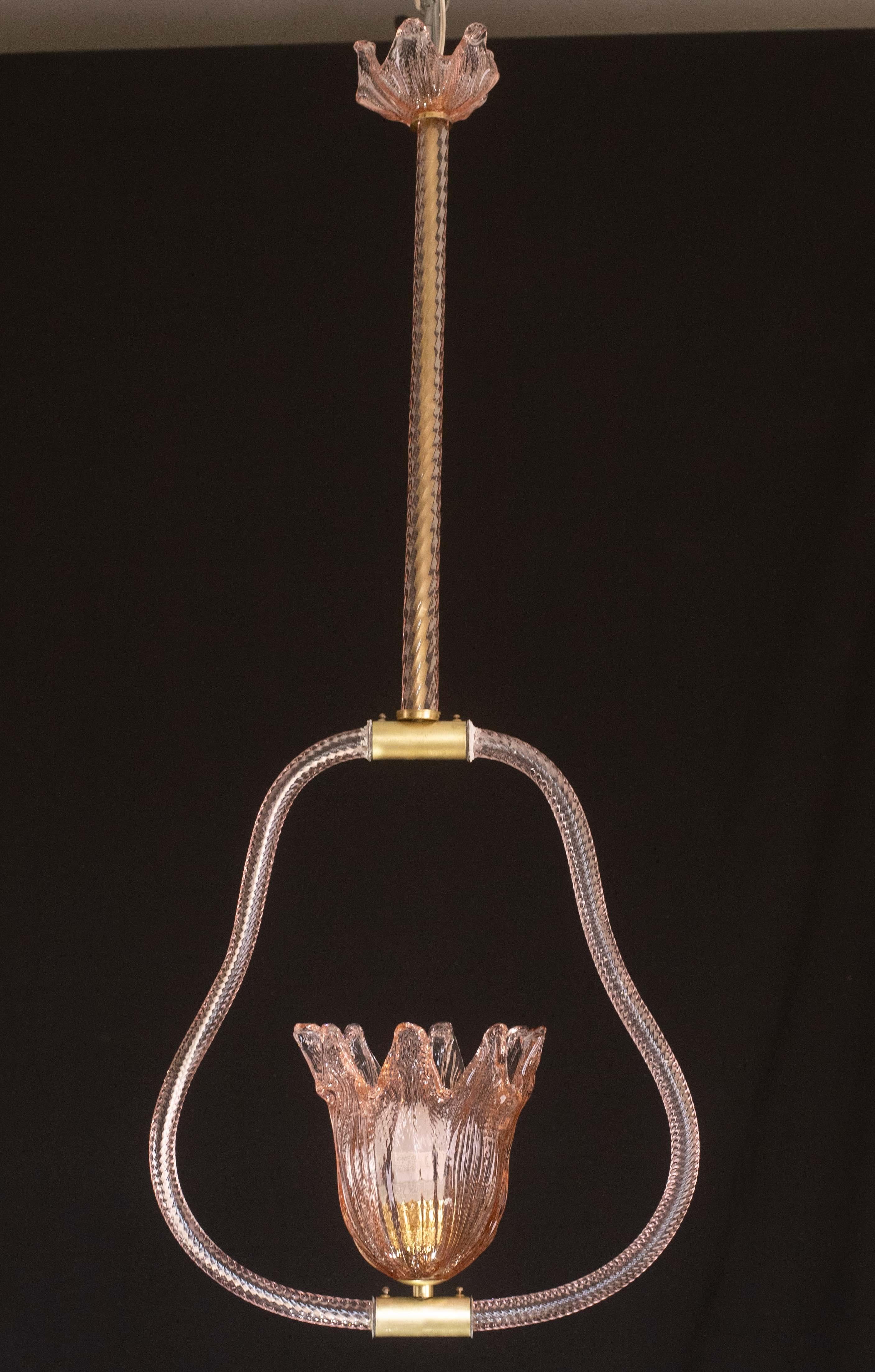 Étonnante et rare lampe en verre de Murano du milieu du siècle, de couleur rose.

Cette magnifique lampe a été produite dans les années 1940 en Italie par Ercole Barovier pour Barovier&Toso.

Ce chef-d'œuvre est un hommage fantastique à l'incroyable