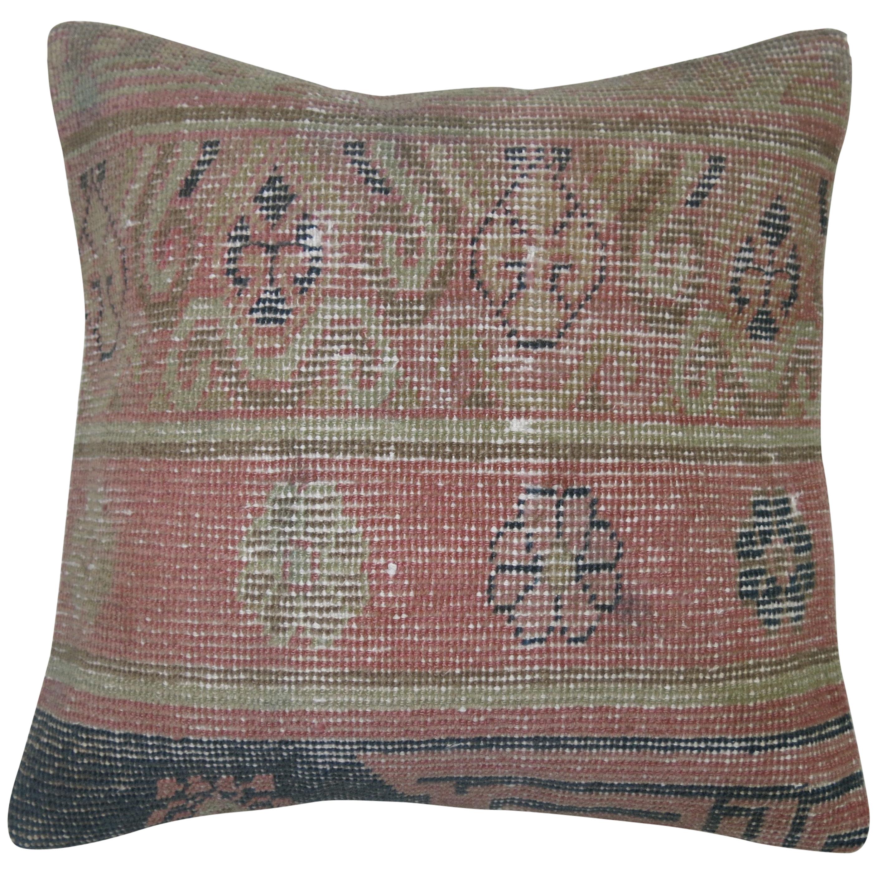Coussin de tapis Khotan ancien Feminine en laine rose