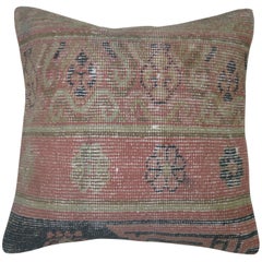 Coussin de tapis Khotan ancien Feminine en laine rose