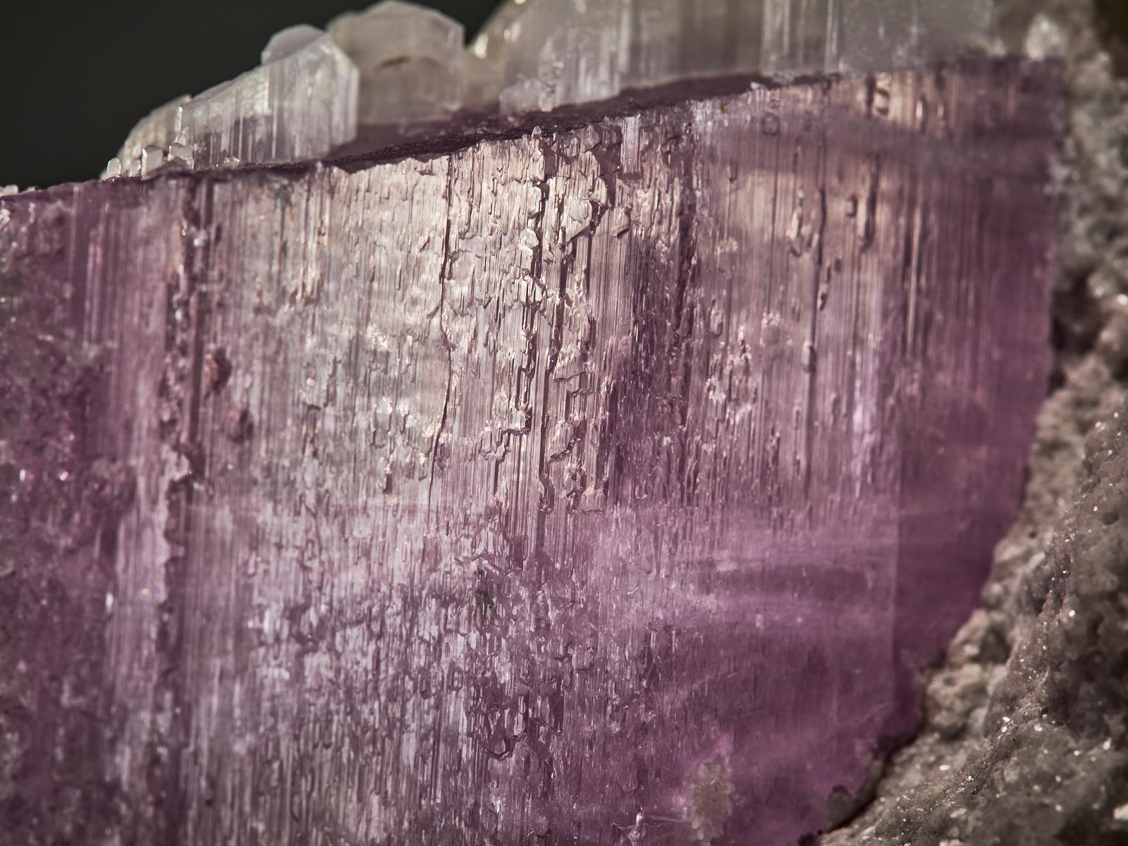 Pink Kunzite on Quartz and Calcite Matrix in vendita 4