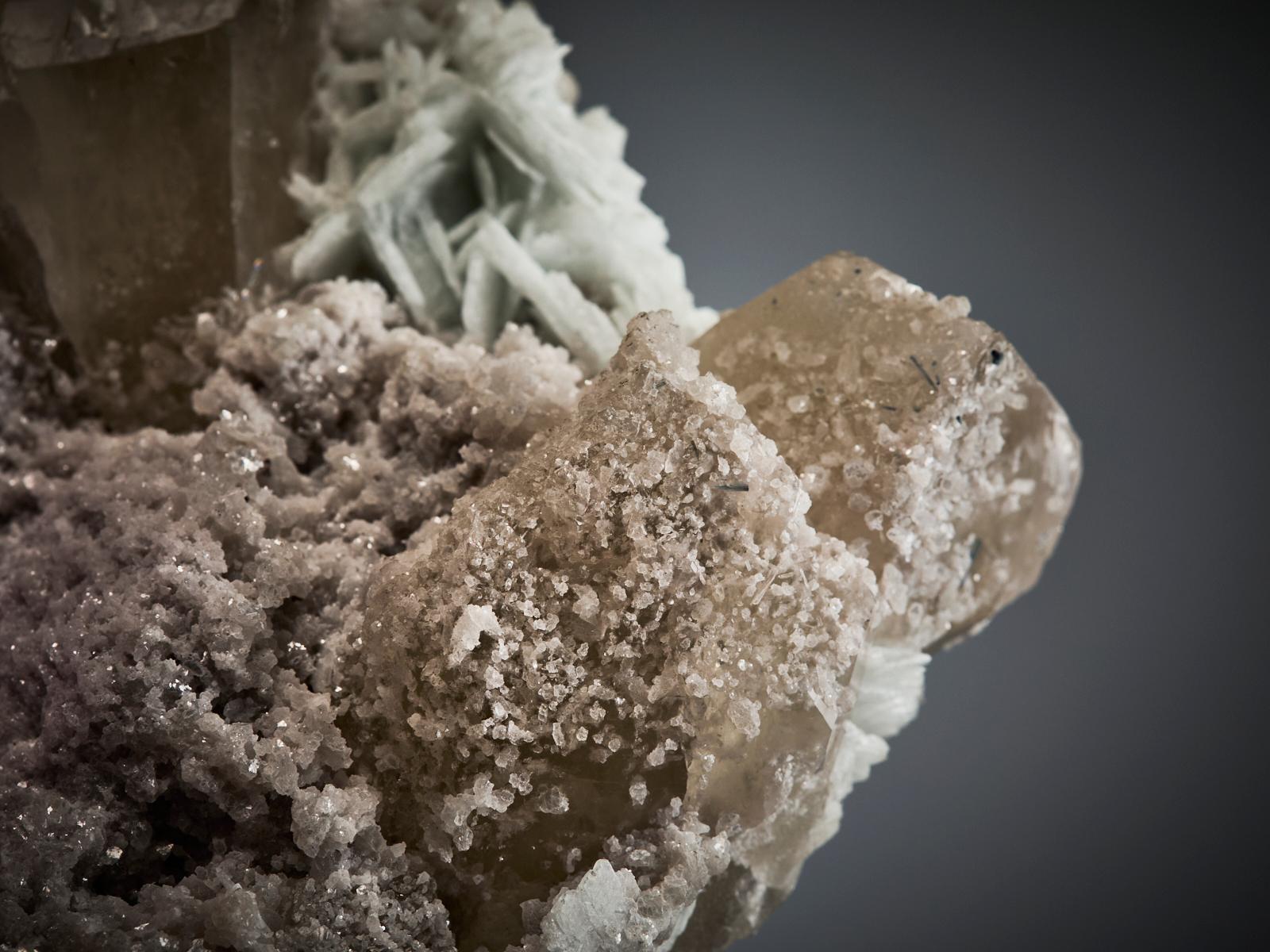 Pink Kunzite on Quartz and Calcite Matrix in vendita 5